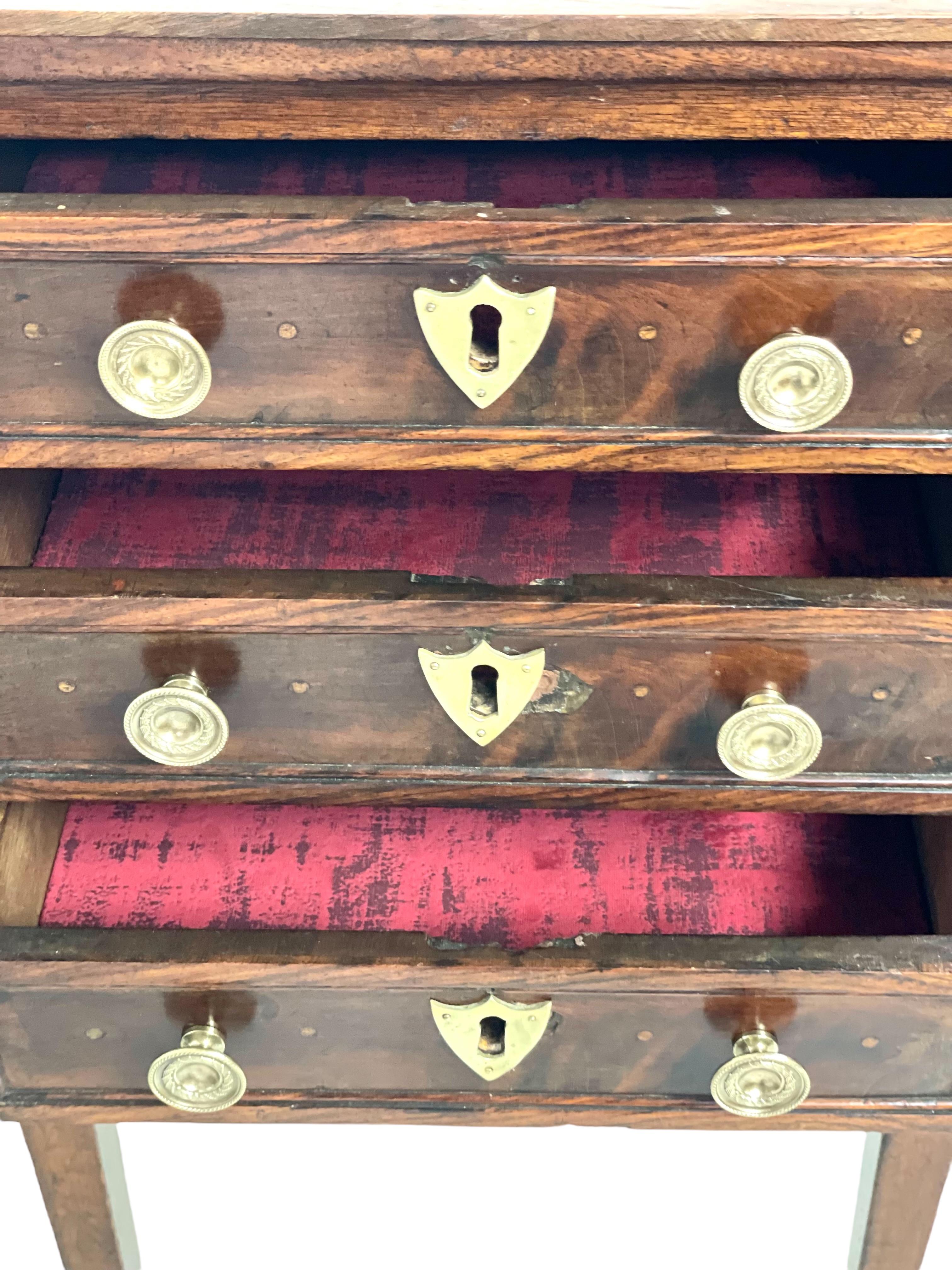 Commode in legno di noce del XVIII secolo in vendita 4