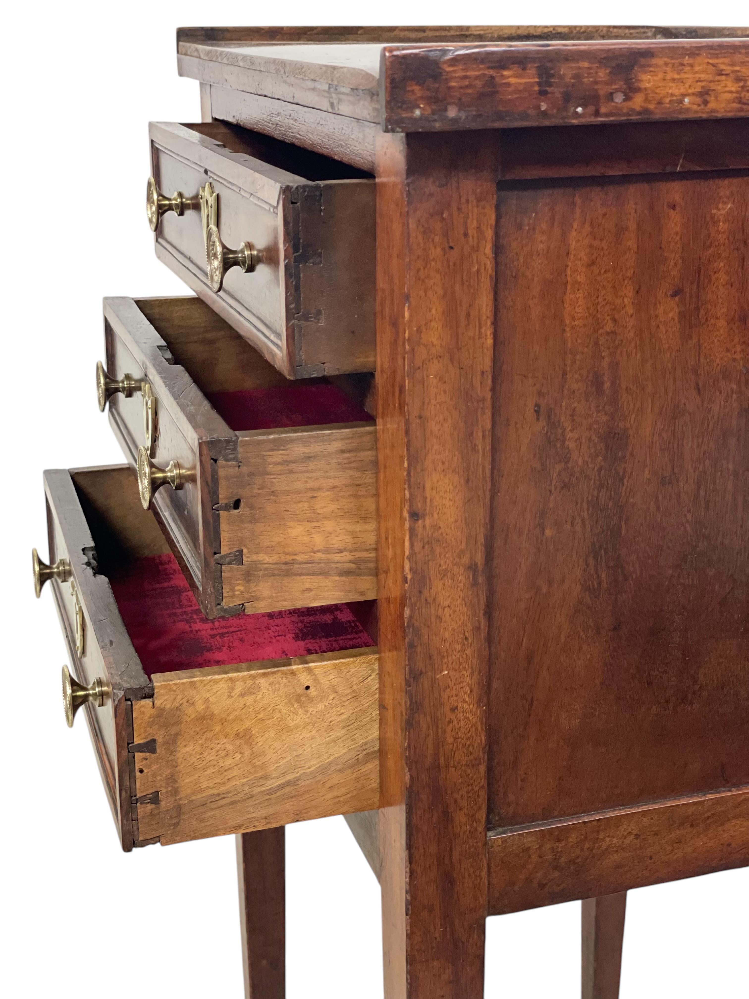 Commode in legno di noce del XVIII secolo in vendita 6