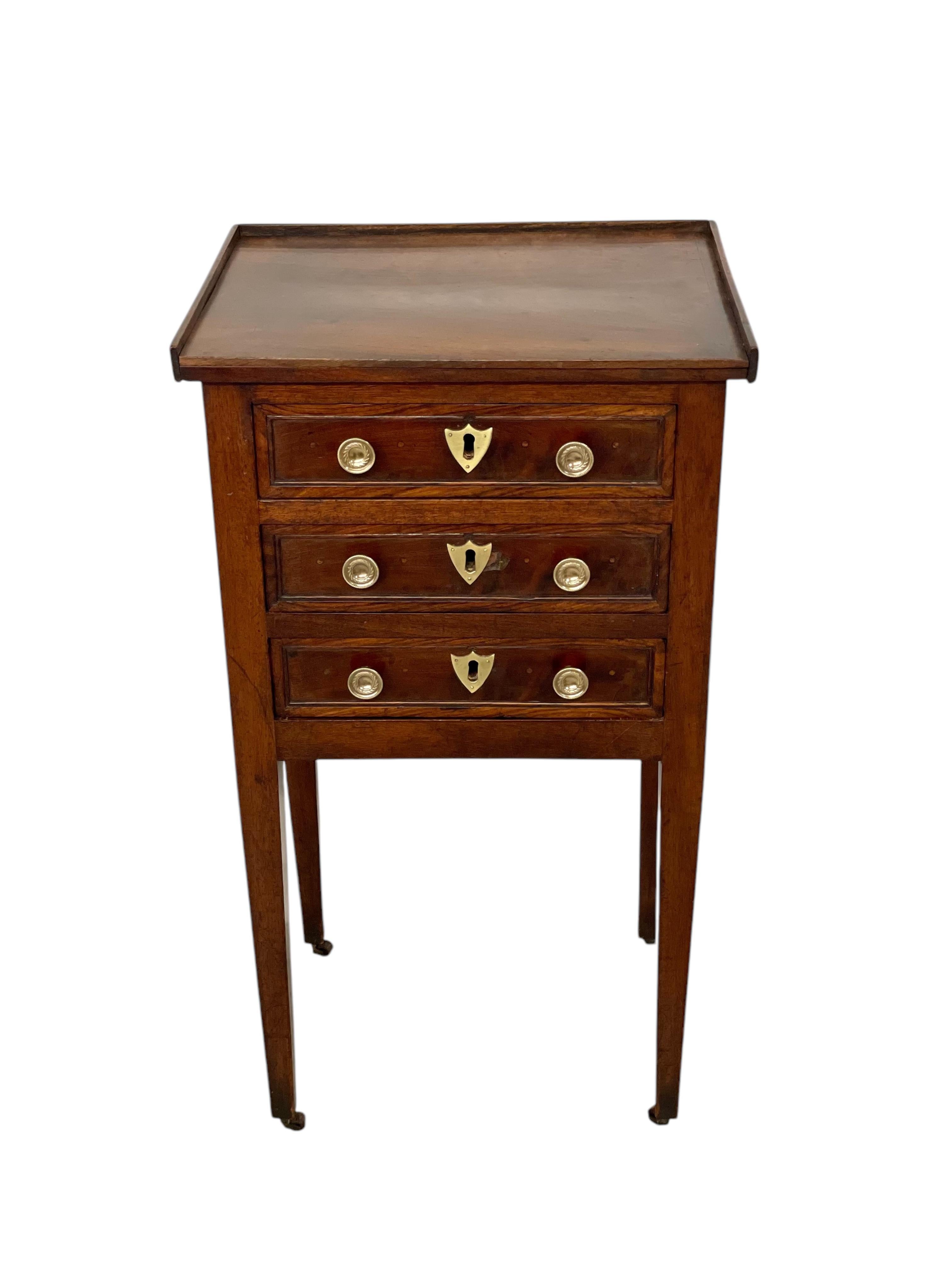 Questa elegante chiffonnière in legno di noce del XVIII secolo è una testimonianza di un artigianato raffinato e di un design senza tempo. Realizzato in un ricco e caldo legno di noce, questo pezzo vanta dettagli intricati e una splendida patina