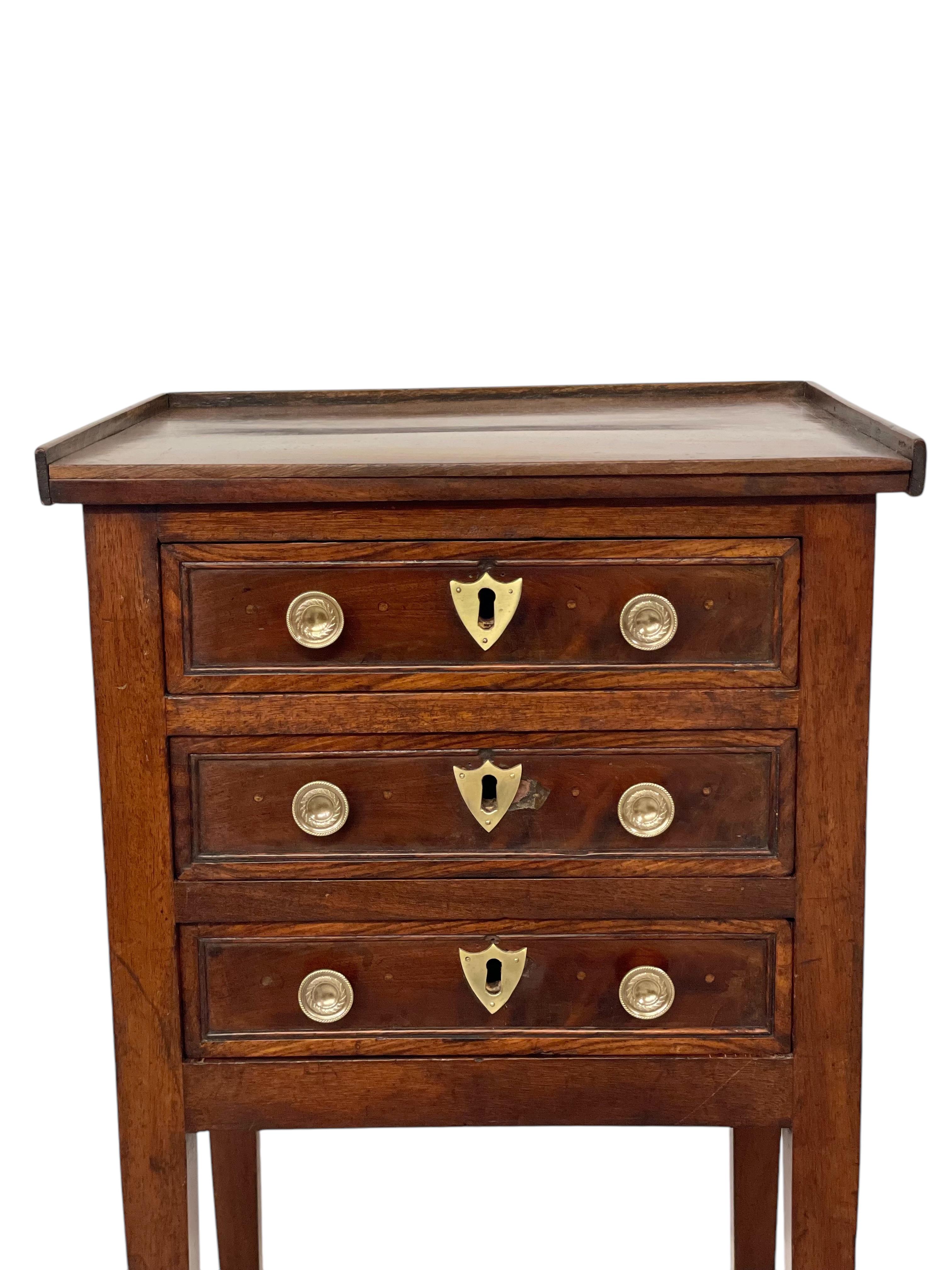 Luigi XVI Commode in legno di noce del XVIII secolo in vendita