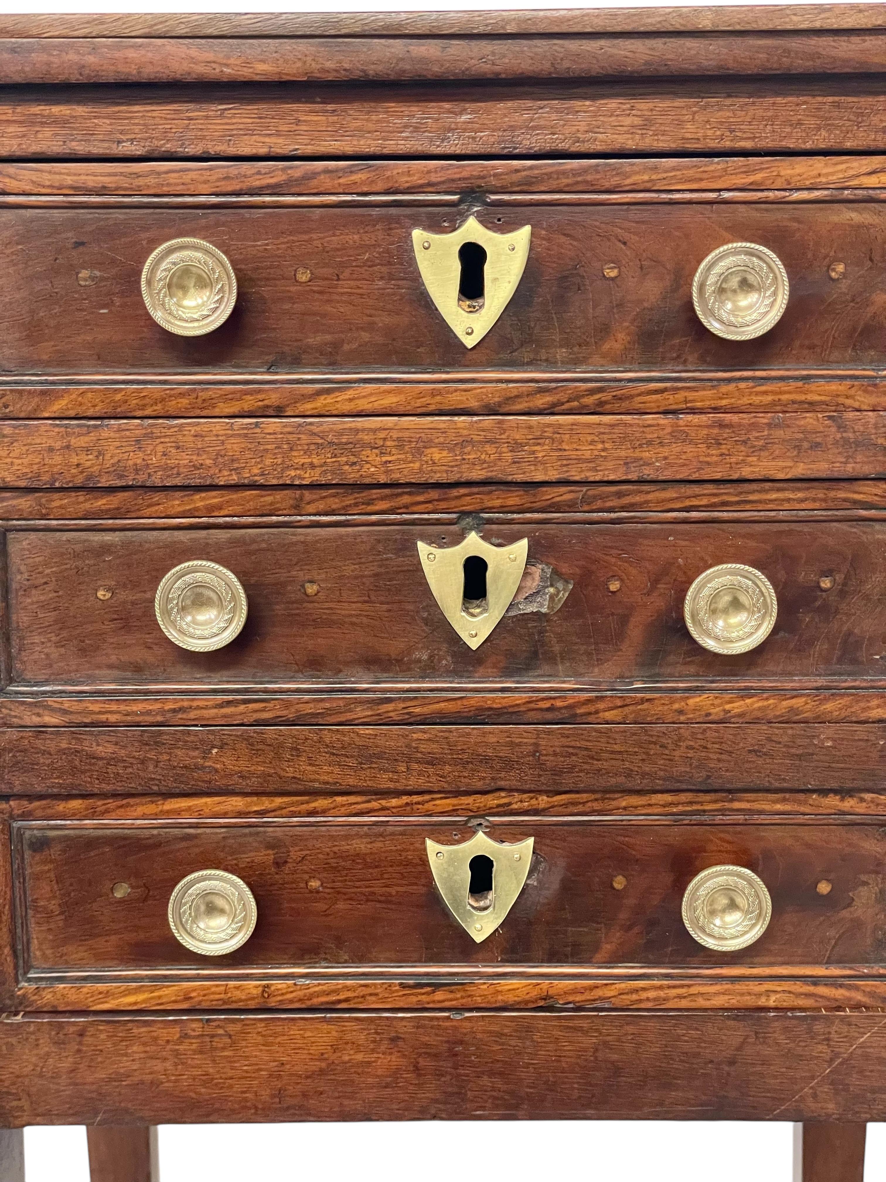 Francese Commode in legno di noce del XVIII secolo in vendita