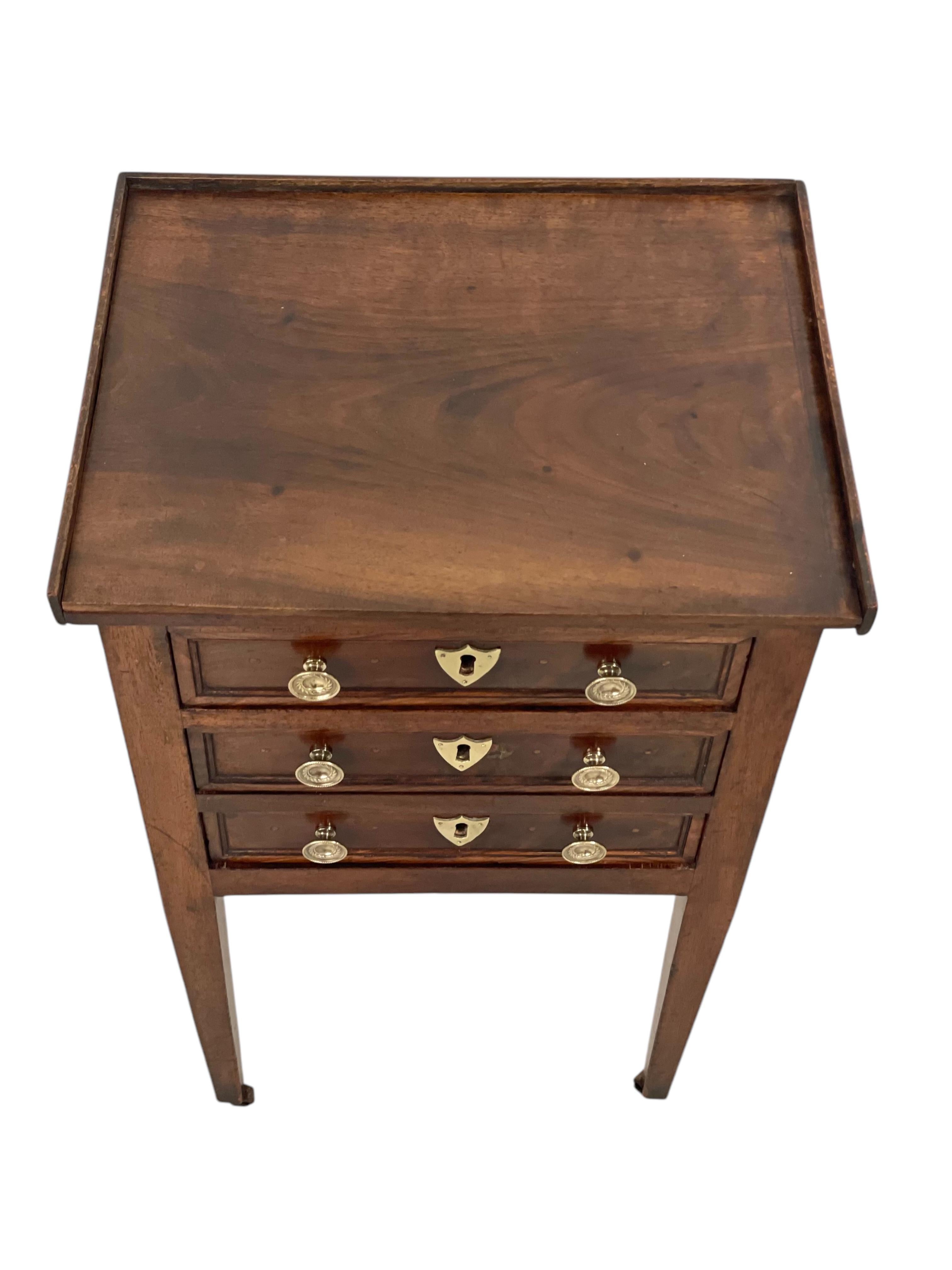 Commode in legno di noce del XVIII secolo In condizioni buone in vendita a LA CIOTAT, FR