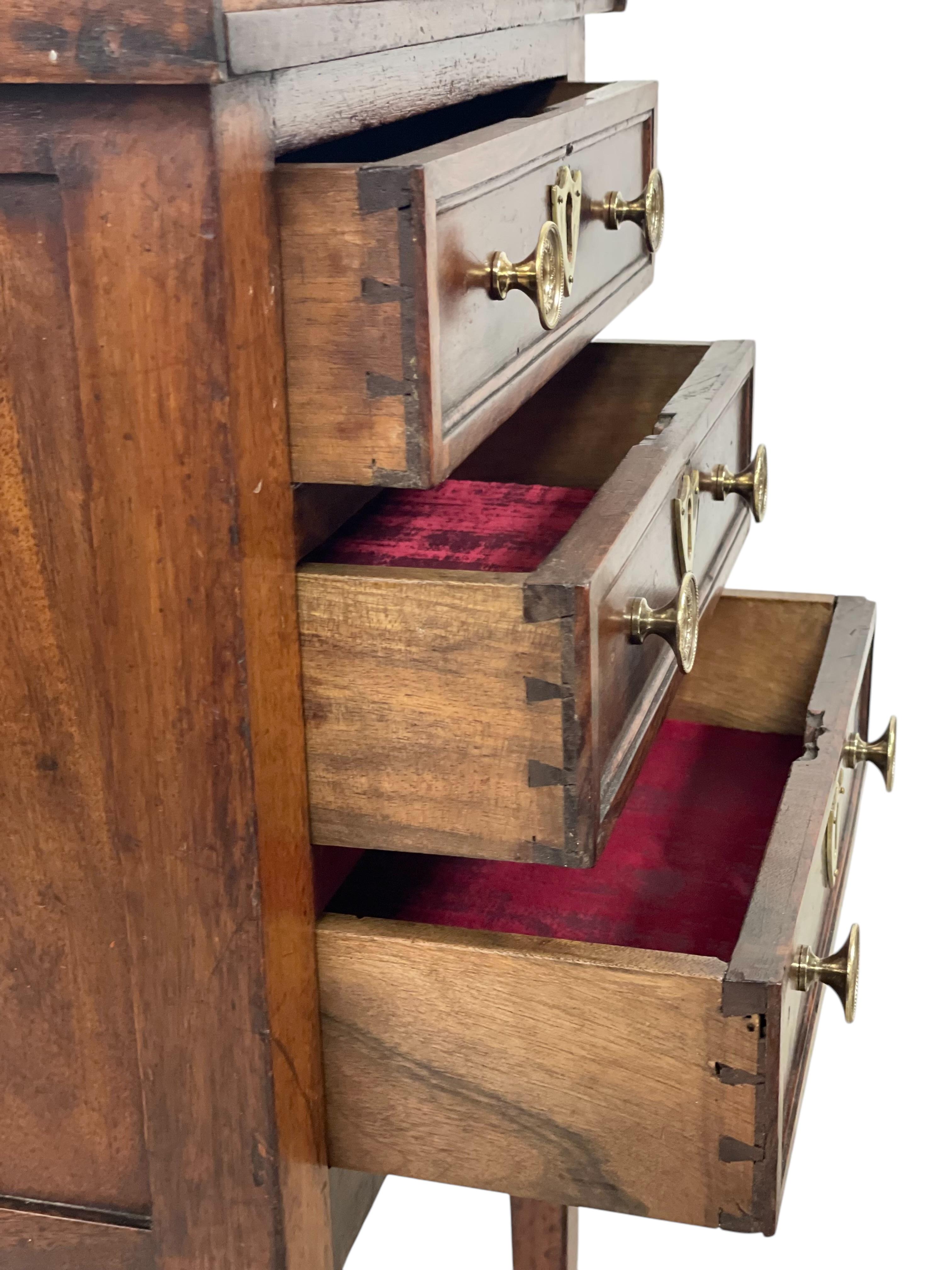 Fino al XVIII secolo Commode in legno di noce del XVIII secolo in vendita
