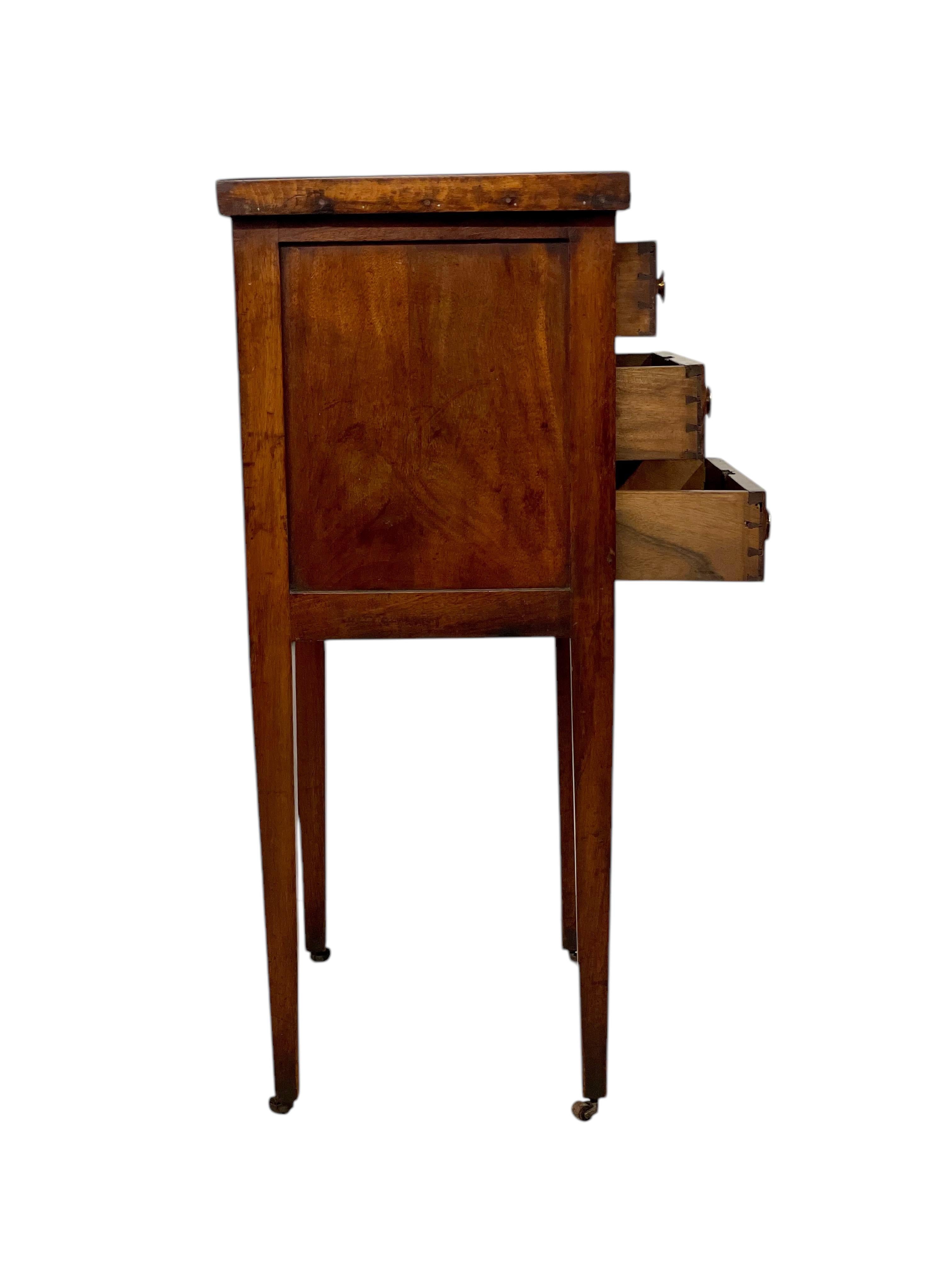 Bronzo Commode in legno di noce del XVIII secolo in vendita