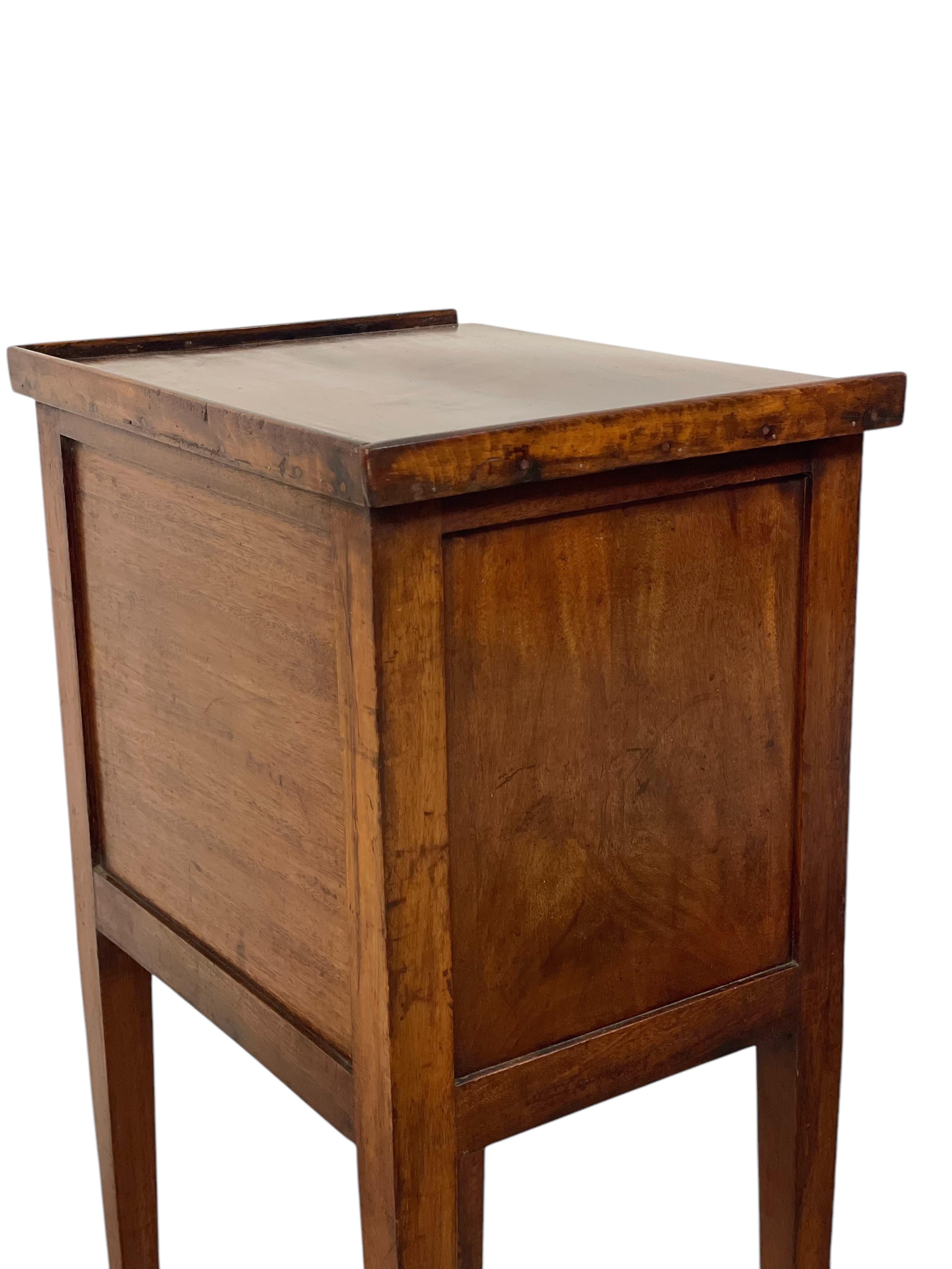 Commode in legno di noce del XVIII secolo in vendita 2