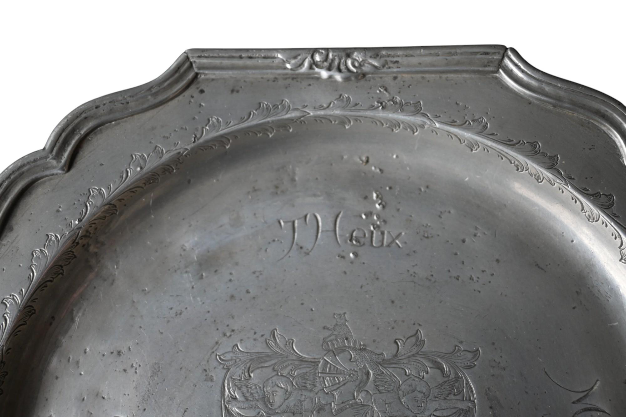 Assiette en étain du 18e siècle, datée de 1721 et gravée d'un important blason.
Marques de fabricants au dos
Diamètre, 23,8 x 23,7 cm.