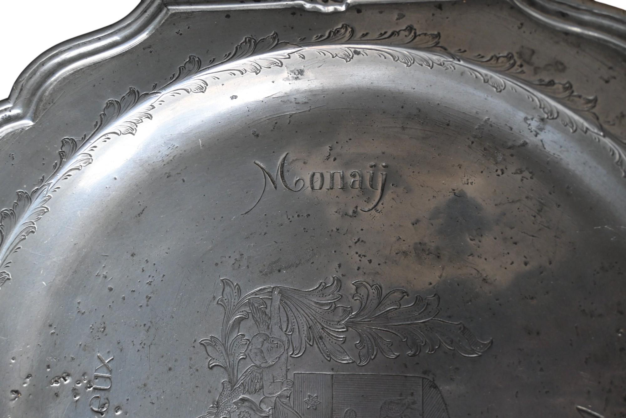 Louis XV Assiette en étain du 18e siècle avec d'importantes armoiries, datée de 1721 en vente