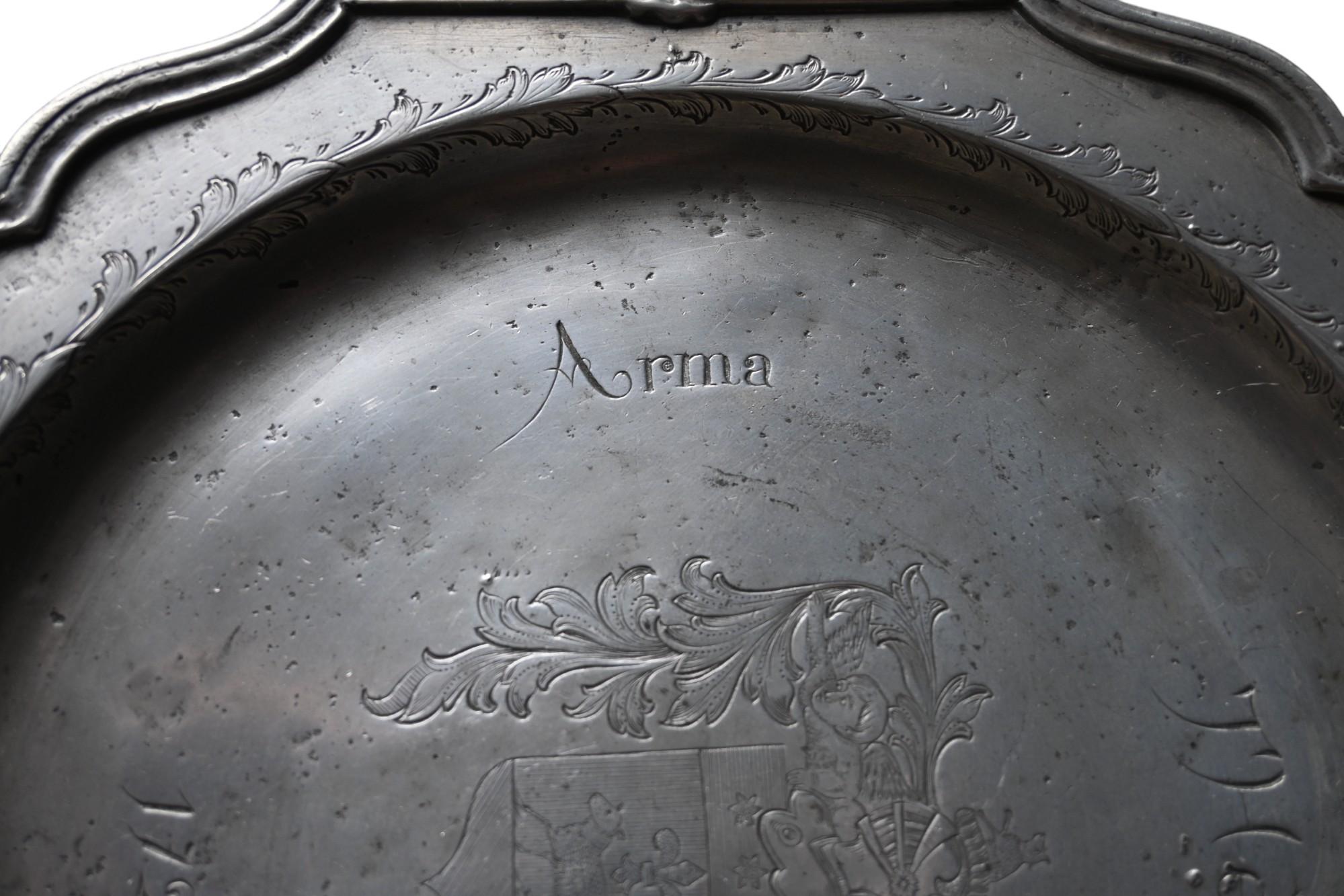 Belge Assiette en étain du 18e siècle avec d'importantes armoiries, datée de 1721 en vente