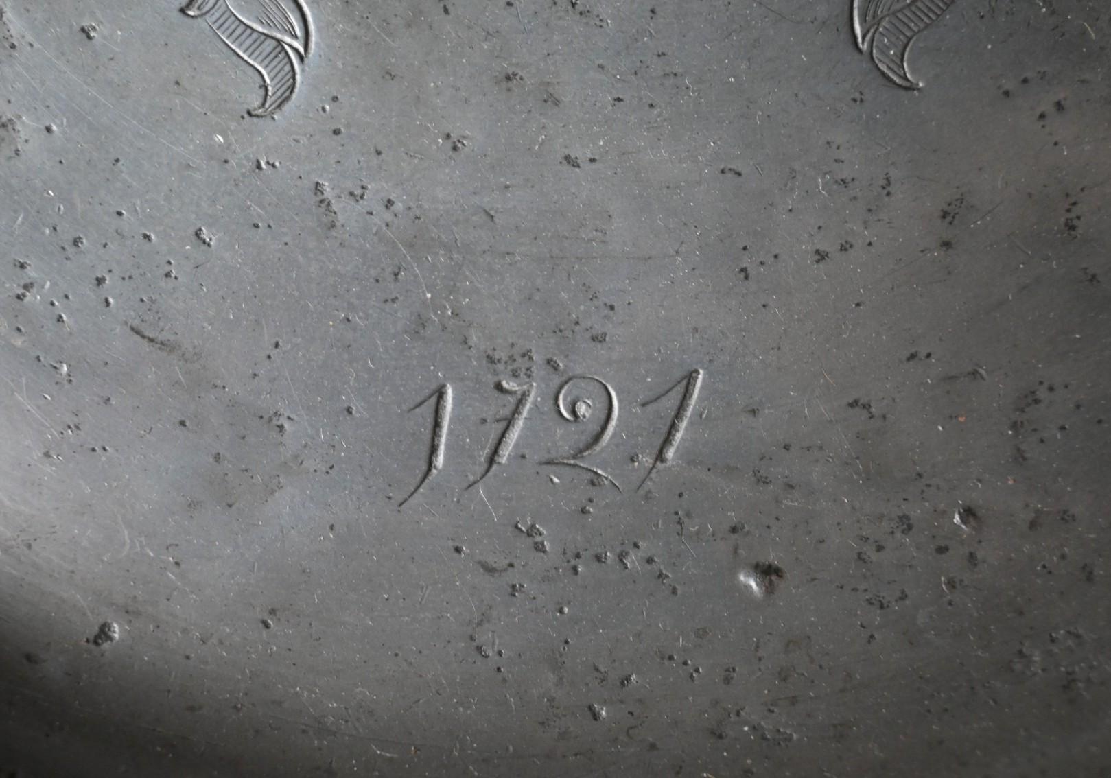 Assiette en étain du 18e siècle avec d'importantes armoiries, datée de 1721 Bon état - En vente à Bilzen, BE