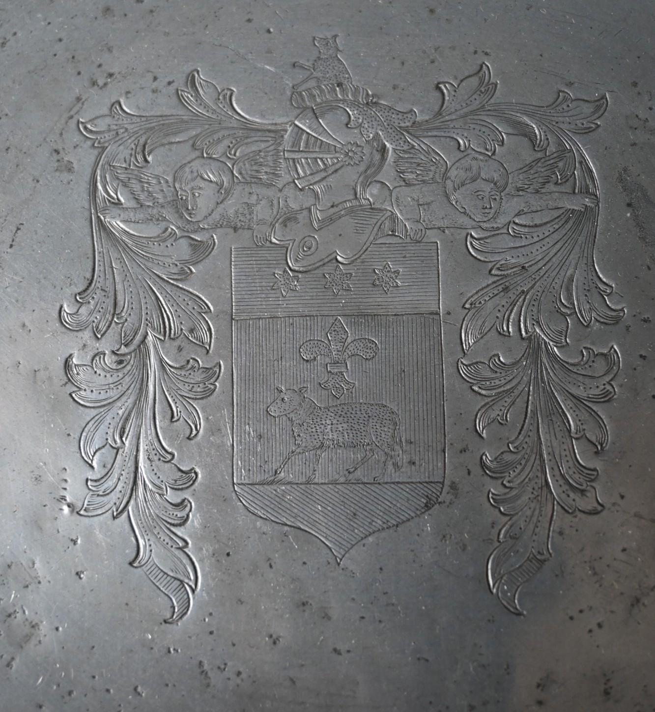 Début du XVIIIe siècle Assiette en étain du 18e siècle avec d'importantes armoiries, datée de 1721 en vente