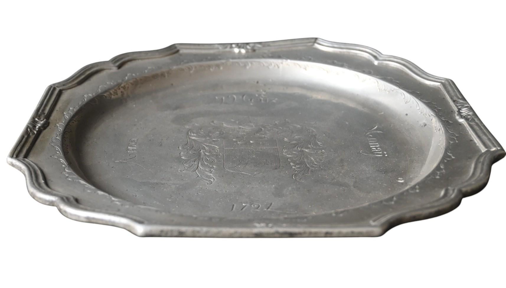 Étain Assiette en étain du 18e siècle avec d'importantes armoiries, datée de 1721 en vente