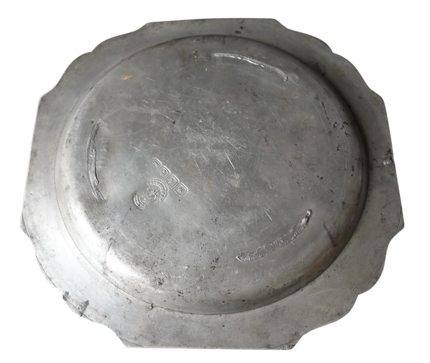 Assiette en étain du 18e siècle avec d'importantes armoiries, datée de 1721 en vente 1