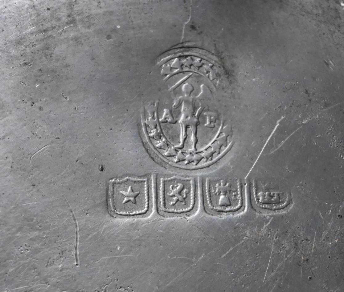 Assiette en étain du 18e siècle avec d'importantes armoiries, datée de 1721 en vente 2