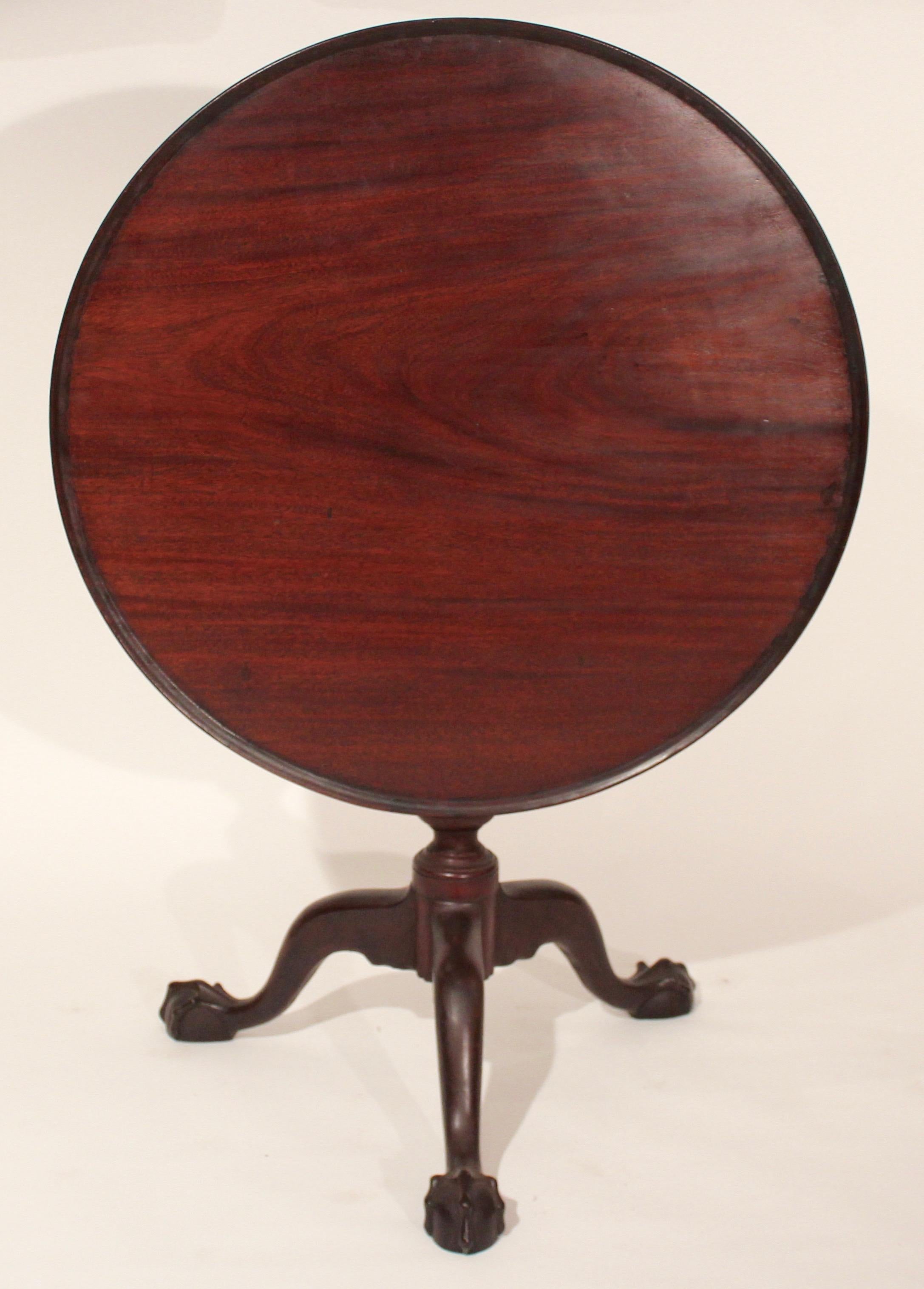 table à thé Chippendale en acajou de Philadelphie du XVIIIe siècle, avec un beau grain figuré sur le dessus, des pieds cabriole à boule supprimée se terminant par des pieds griffes et boule.