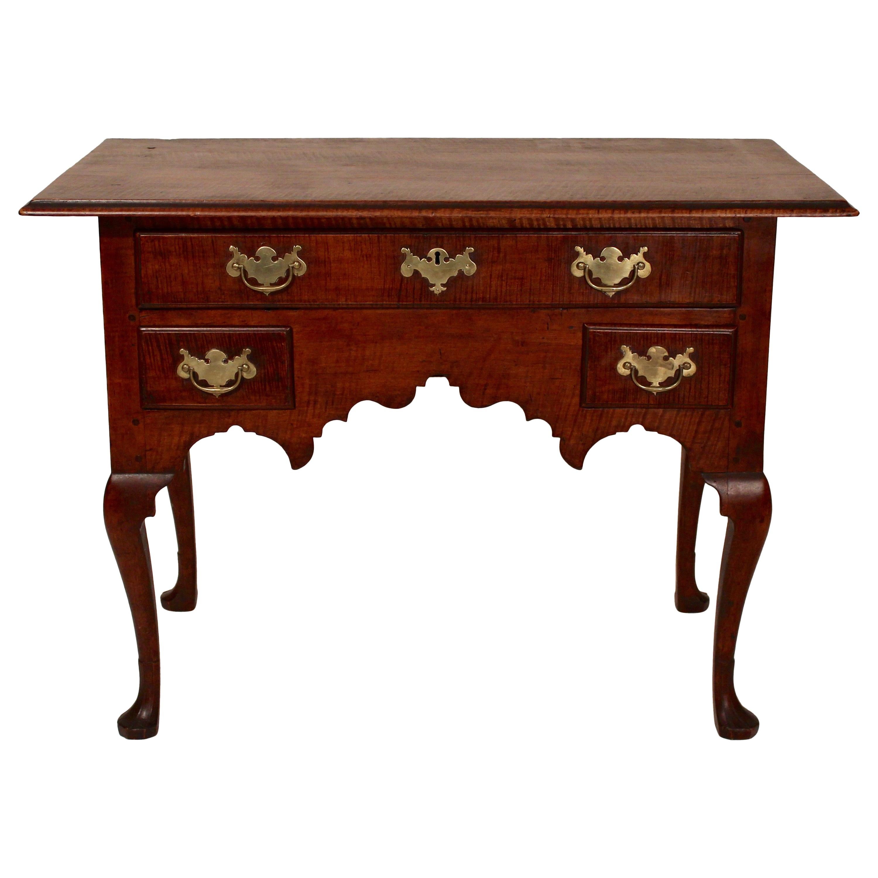 18th Century Philadelphia Tiger Maple Queen Anne Dressing Table For Sale