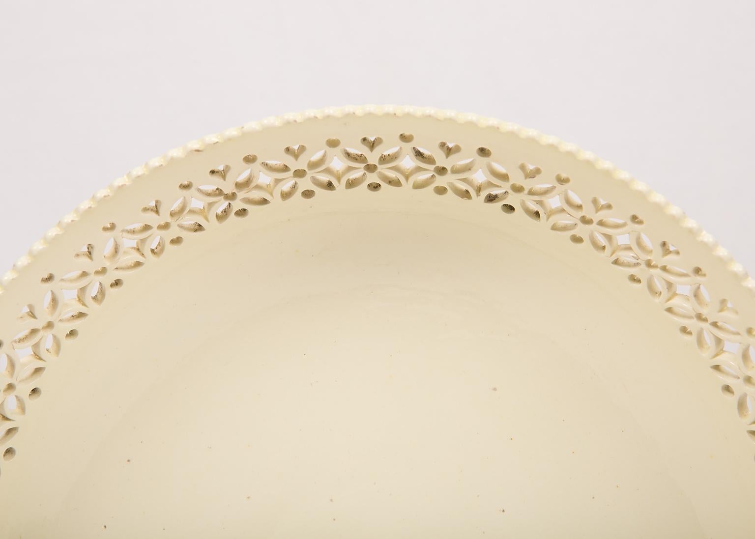 18th Century Pierced Creamware Bowl England circa 1780 In Excellent Condition In Katonah, NY