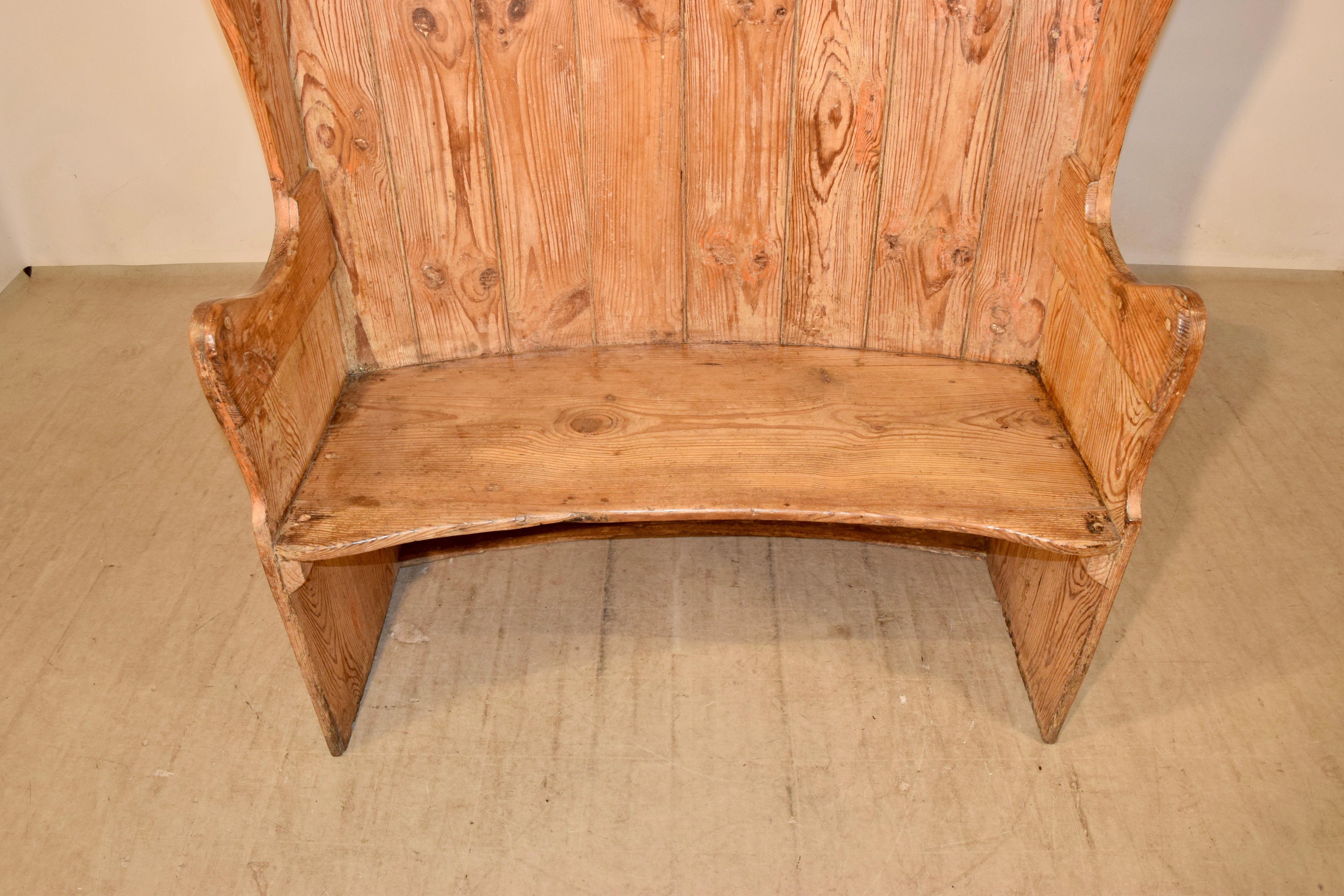 English 18th Century Pine Settle with Curved Back For Sale