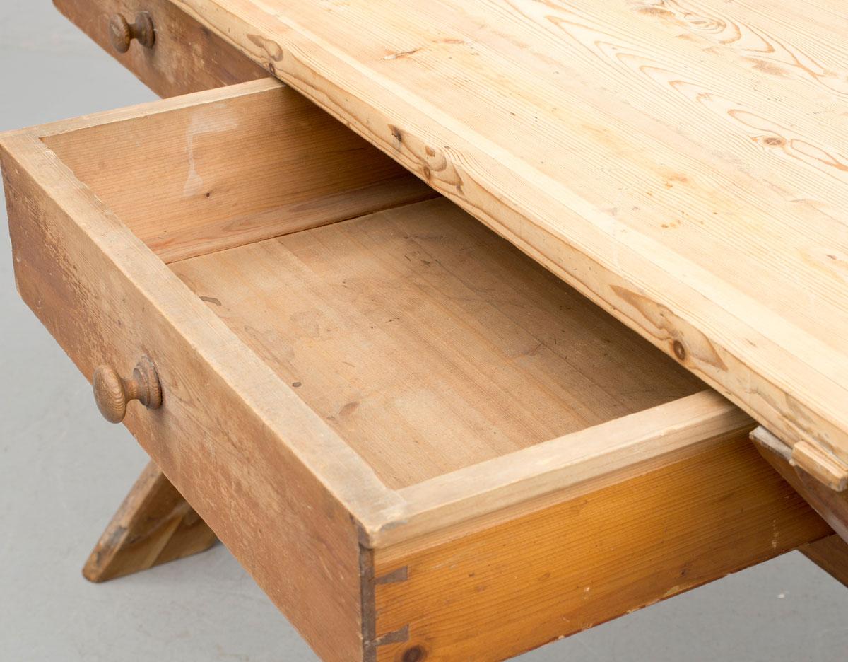 18th Century Pine Wood Swedish Rectangular Easel Side Table (Volkskunst) im Angebot