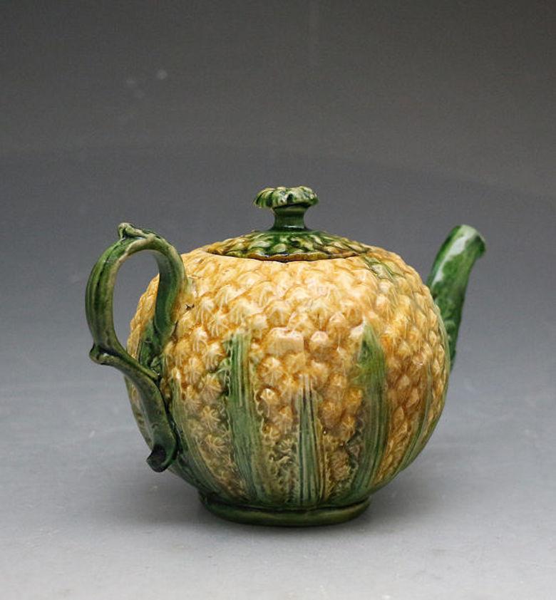18th Century Pineapple Pattern Lead Glazed Creamware Pottery Teapot In Good Condition For Sale In Woodstock, OXFORDSHIRE
