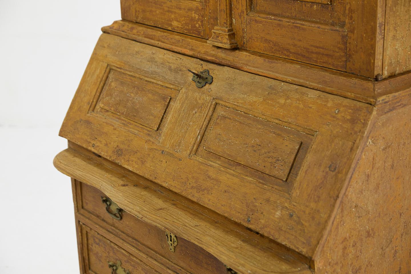 18th Century Pinewood Bureau Cabinet with Original Paint For Sale 1