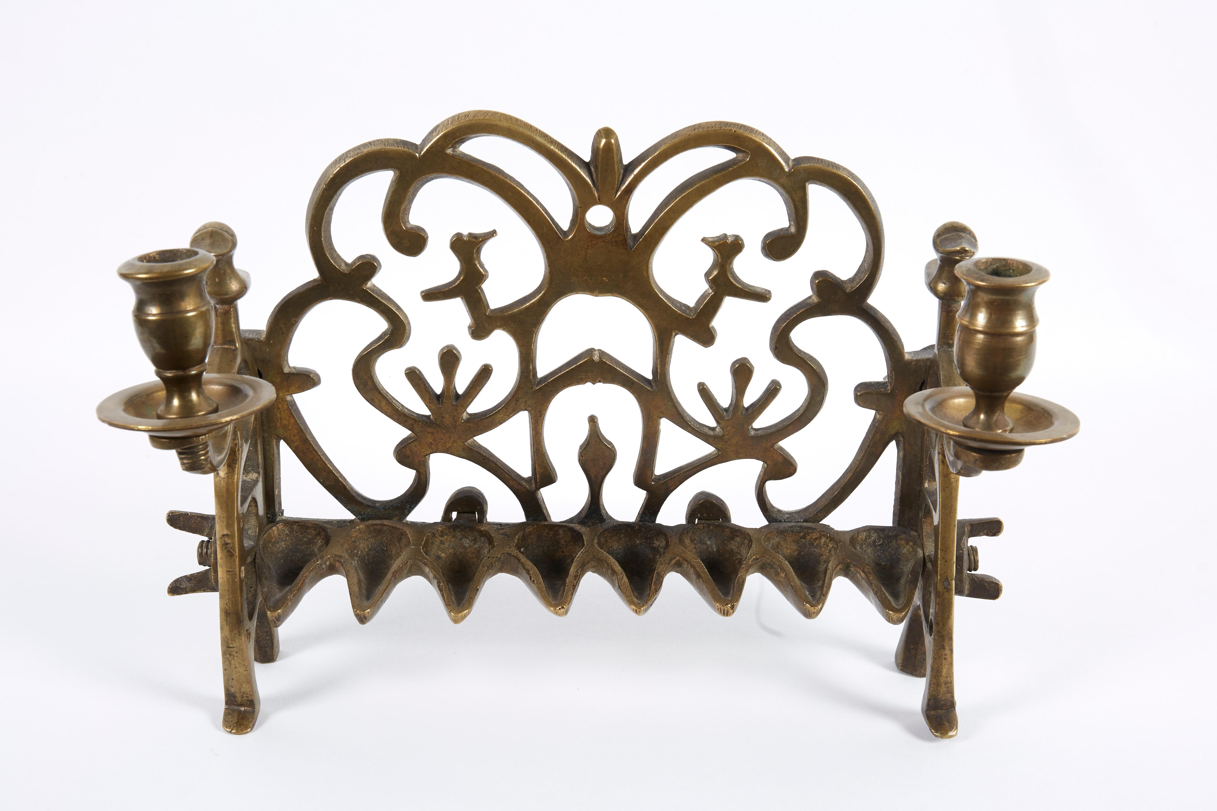 La plaque arrière est moulée et présente deux oiseaux au centre, entourés de volutes ouvertes. Les panneaux latéraux sont équipés de deux lampes de service, précédées d'une rangée de huit fontaines à huile. Les chercheurs pensent que ces lampes