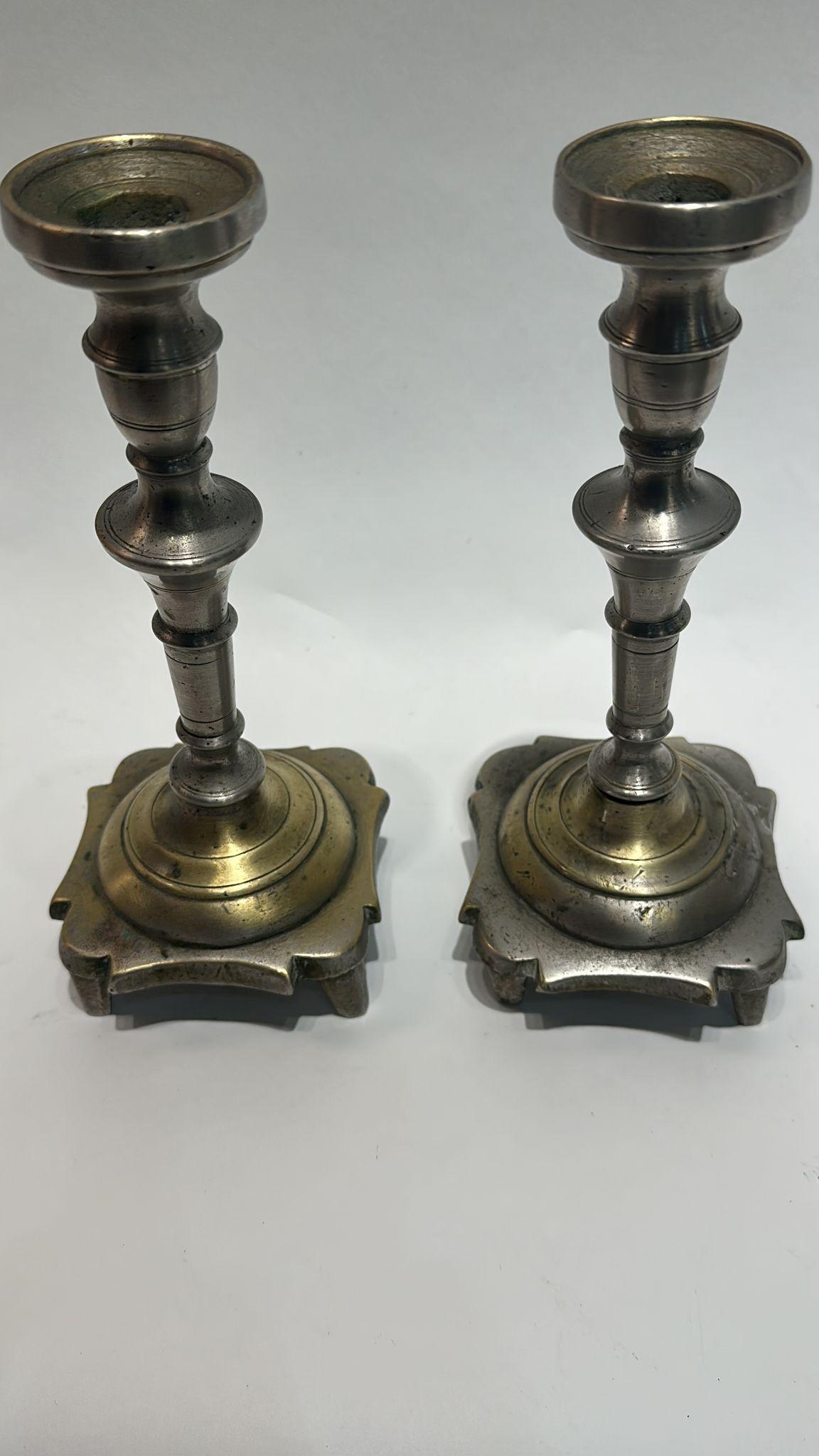 Primitif Bougeoirs polonais du XVIIIe siècle - Primitive Judaica avec des restes d'argenterie en vente