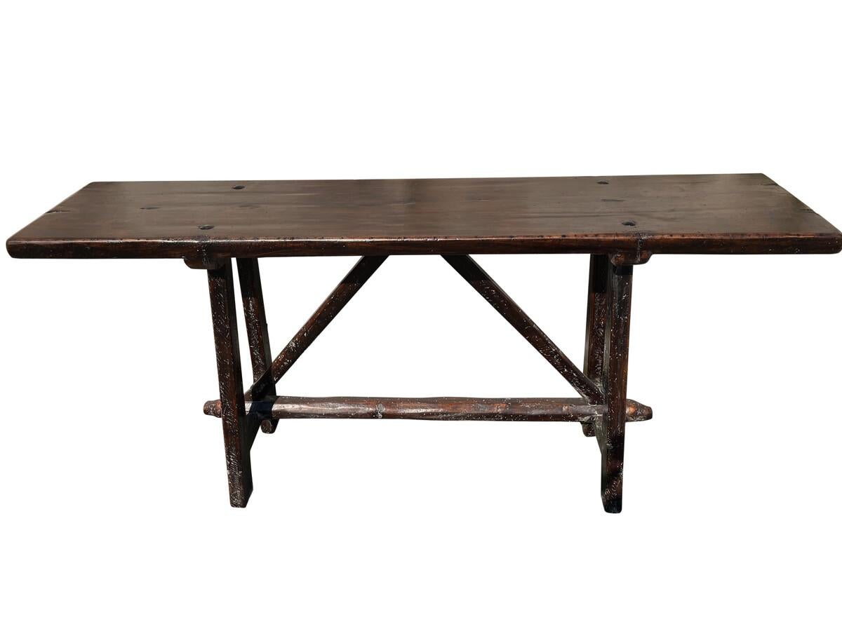 Italienischer Konsolentisch aus Nussbaum im klassischen Stil des 18. Jahrhunderts.
Neu renoviert.
Traditionelles Design mit Bocksockel.
Nussbaum poliert.
Schöne natürliche Patina.
Andere Größen und Preise verfügbar.
Lieferung TBD