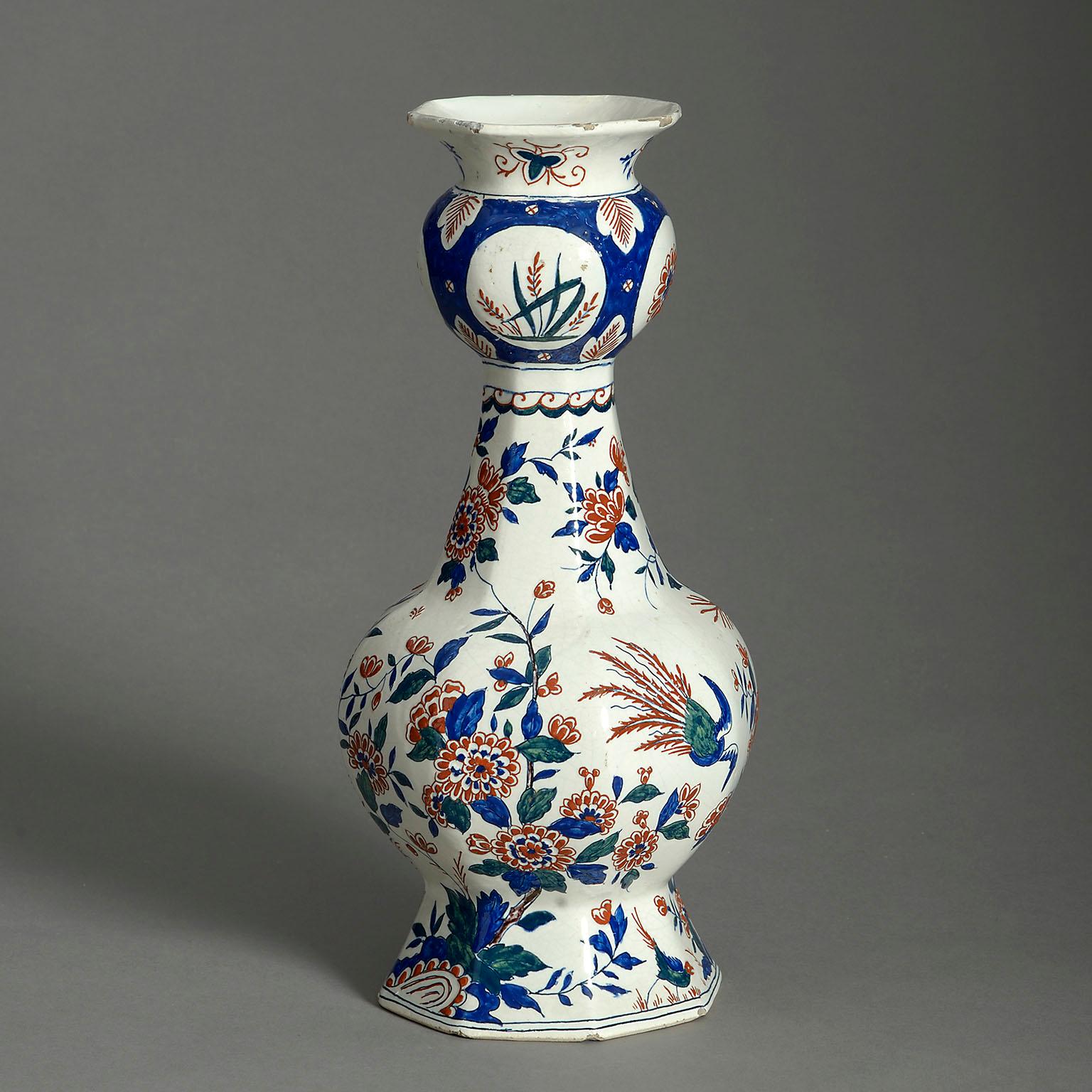 Vaso a collo d'aglio in ceramica di Delft del XVIII secolo, con decorazioni policrome in stile cineseria su fondo bianco. Con marchi di fabbrica sul lato inferiore.

La ceramica di Delft è un termine generale utilizzato per le terrecotte smaltate