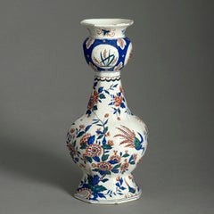 Jarrón de cuello de ajo de cerámica policromada de Delft del siglo XVIII