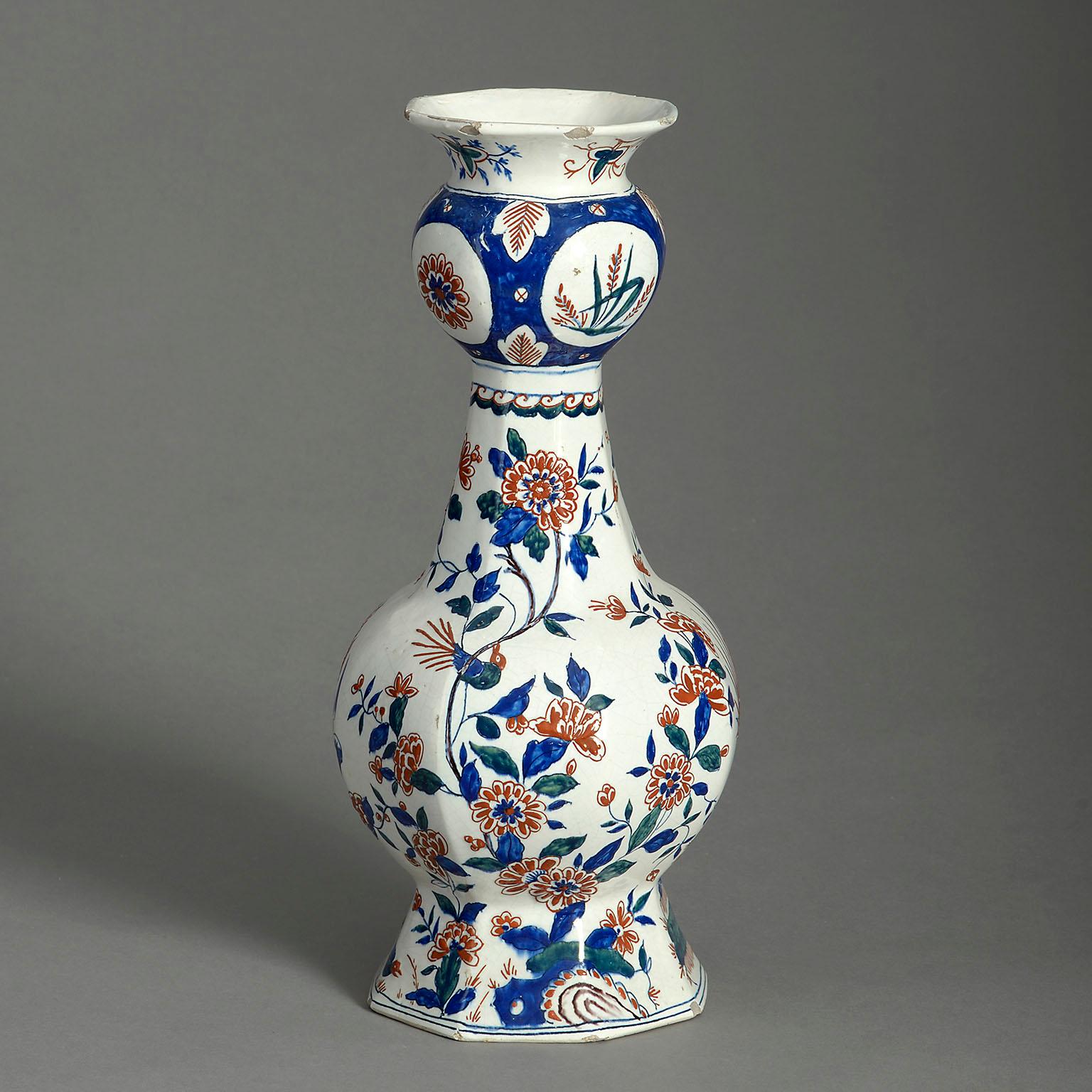 Barocco Vaso a collo d'aglio in ceramica policroma di Delft del XVIII secolo