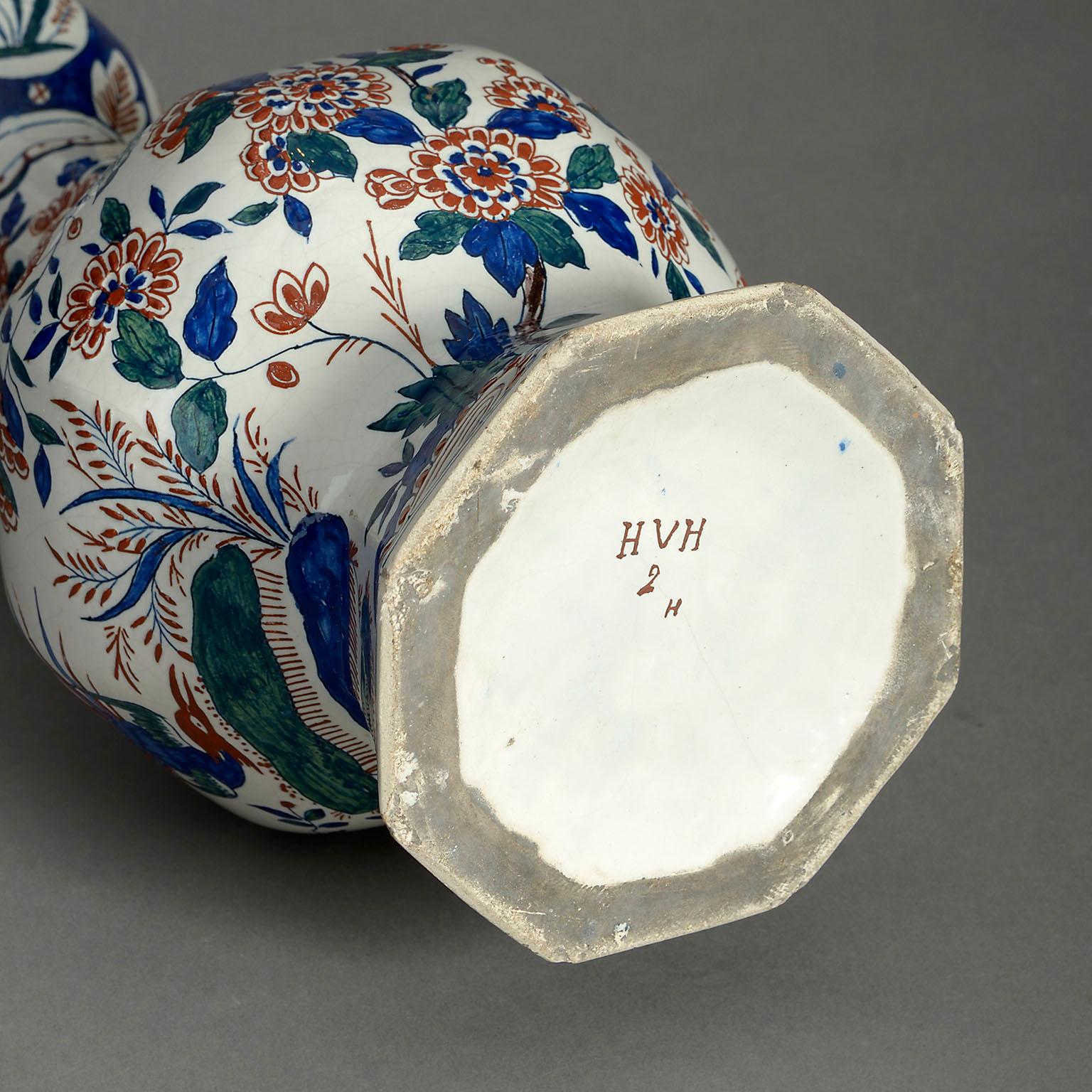 Smaltato Vaso a collo d'aglio in ceramica policroma di Delft del XVIII secolo