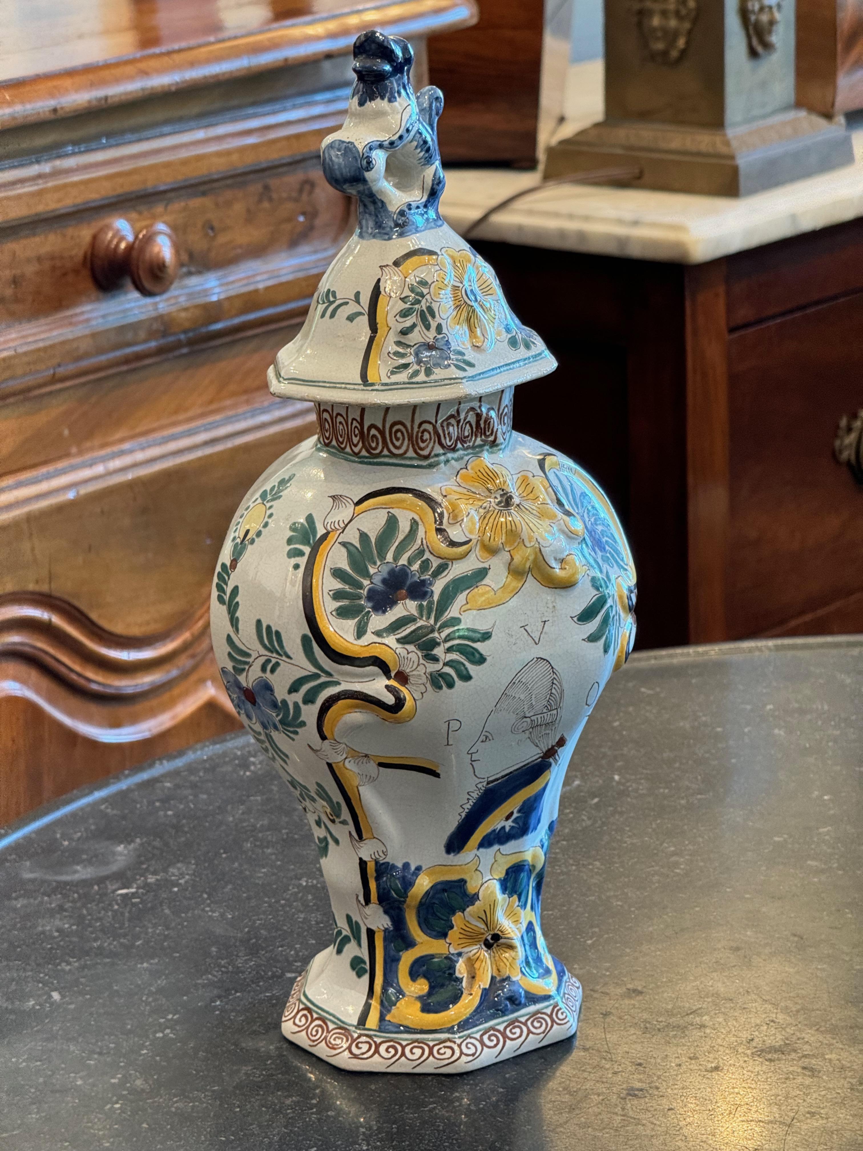 Britannico Urna Delft policroma del XVIII secolo con coperchio in vendita