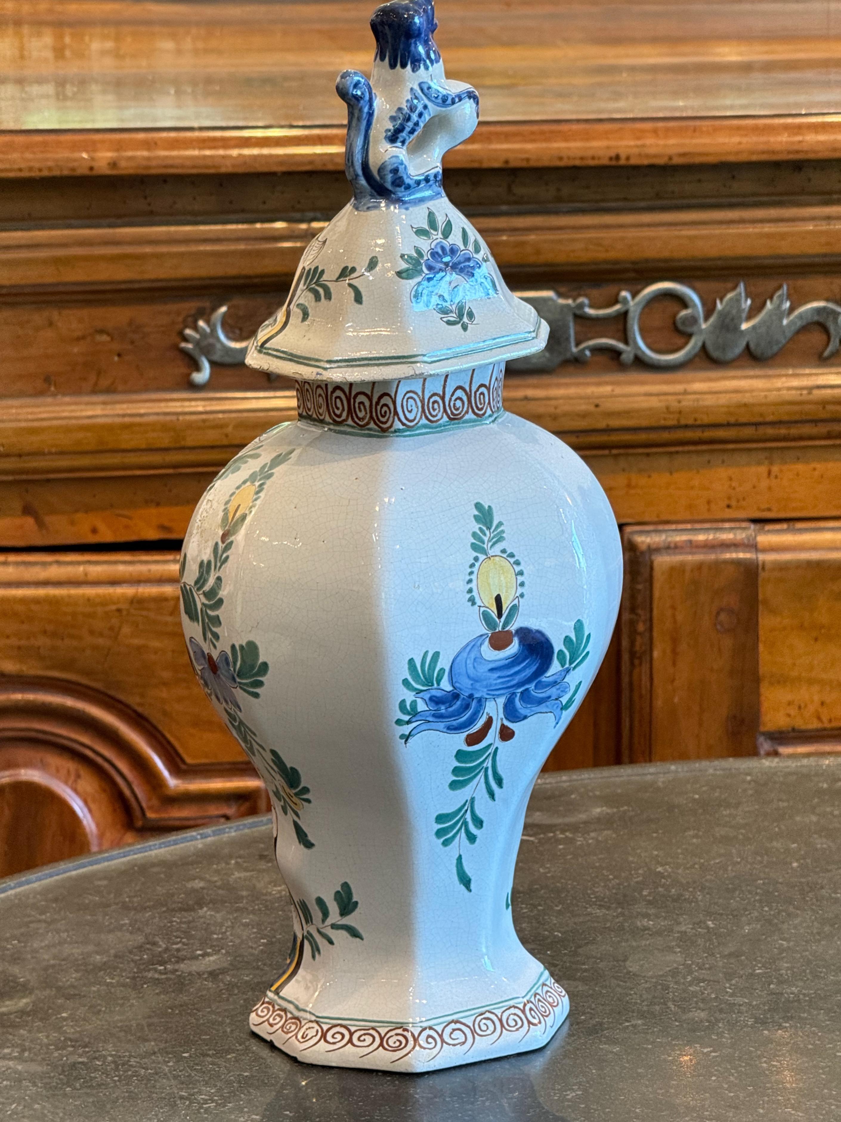 Urna Delft policroma del XVIII secolo con coperchio In condizioni buone in vendita a Charlottesville, VA
