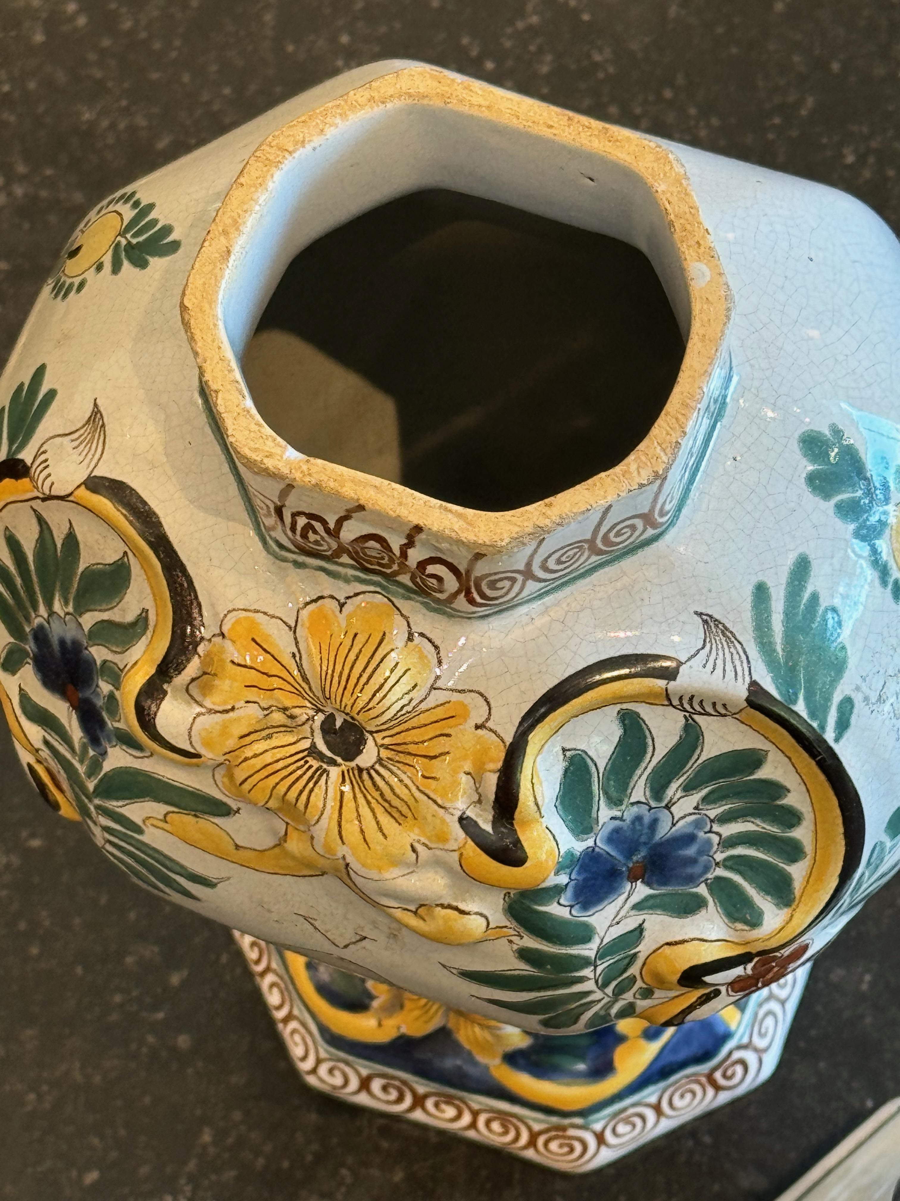 Urna Delft policroma del XVIII secolo con coperchio in vendita 2