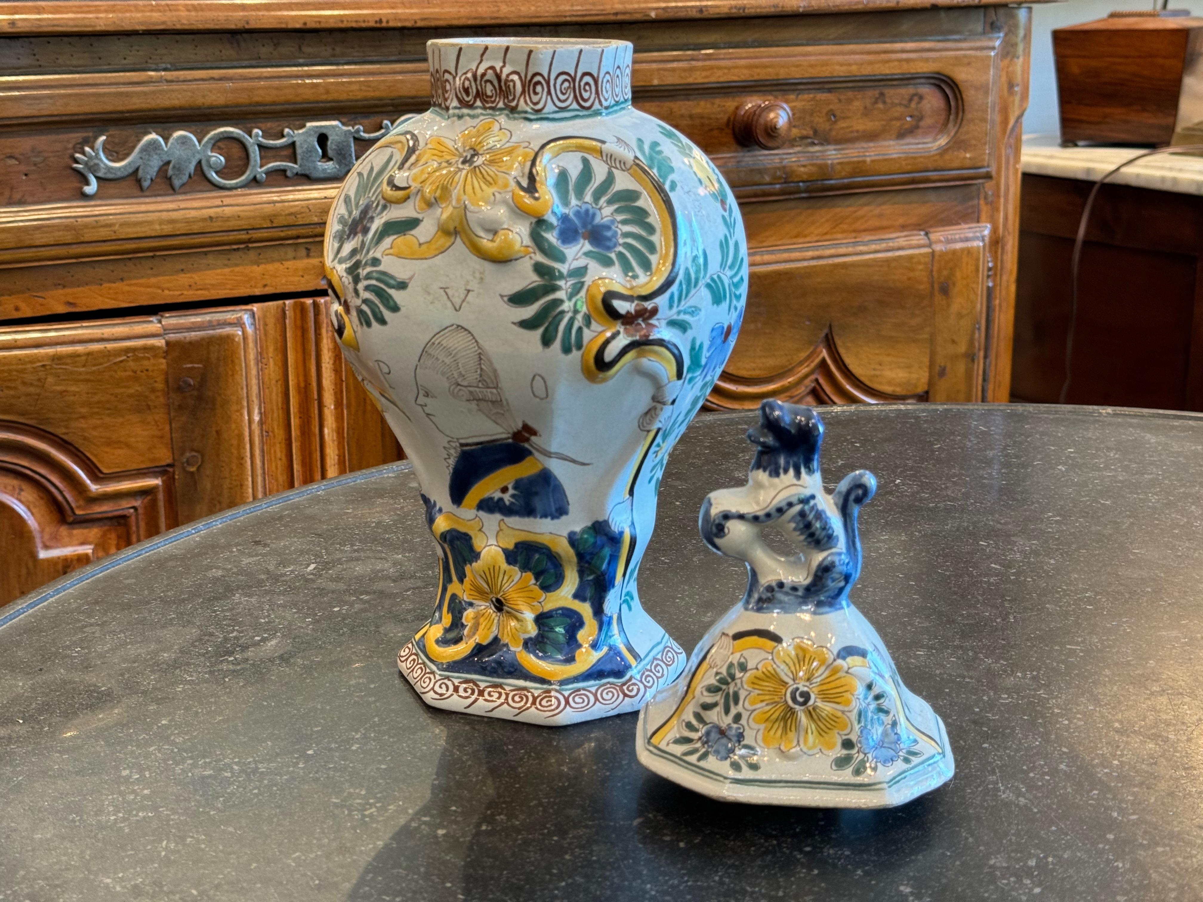 Urna Delft policroma del XVIII secolo con coperchio in vendita 3