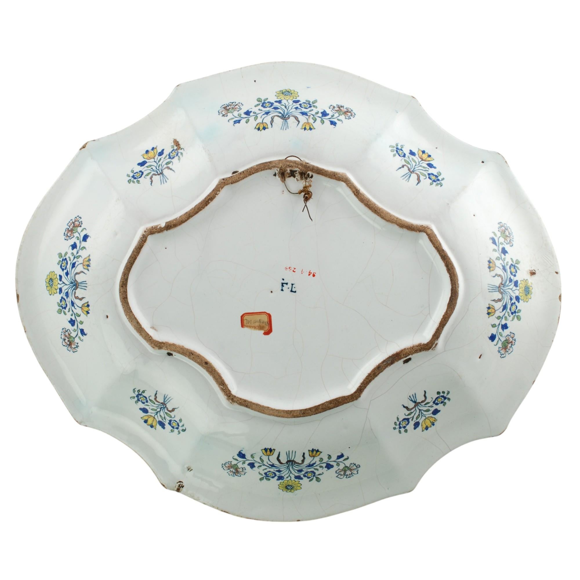 Piatto a lobi in maiolica policroma del XVIII secolo in vendita 2