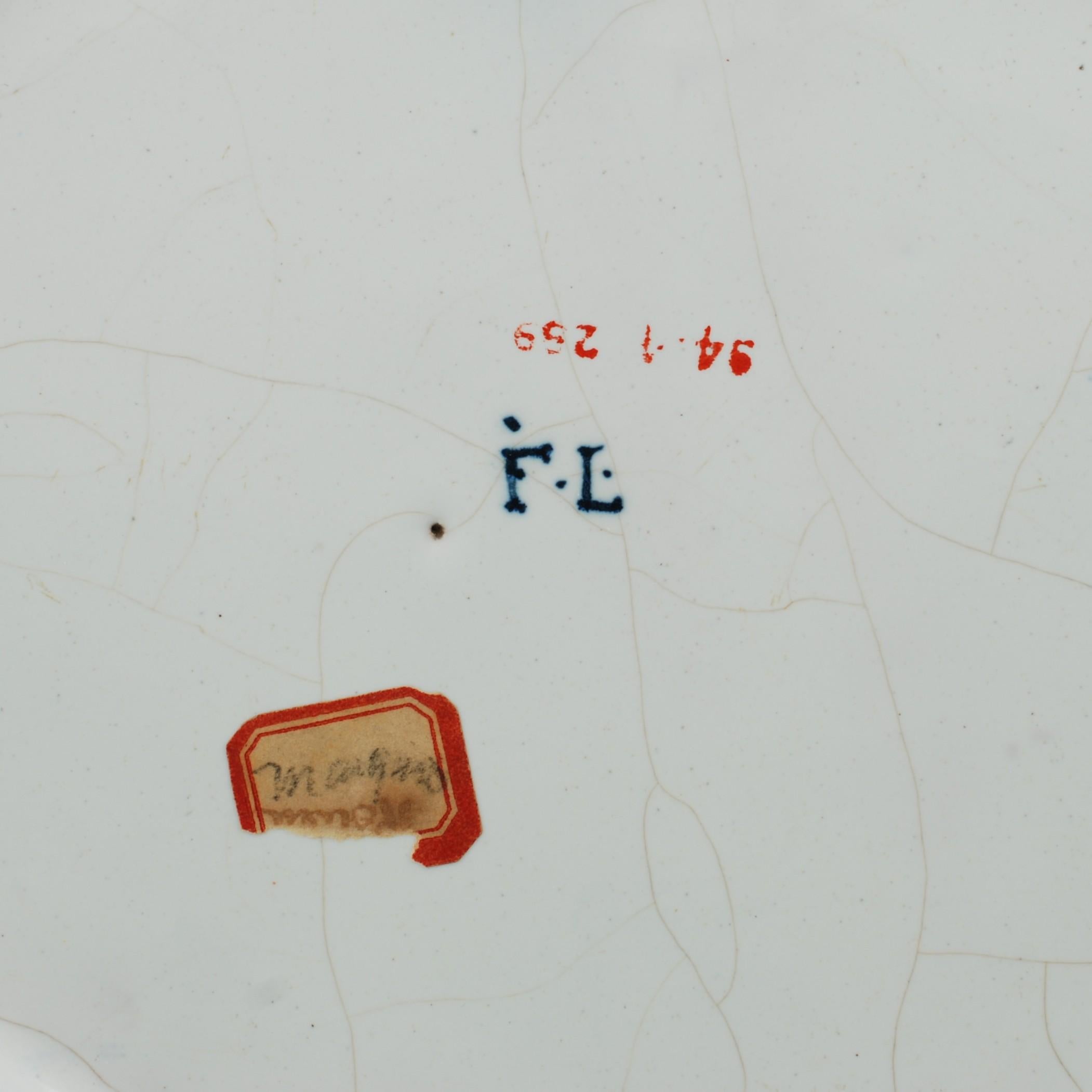 Piatto a lobi in maiolica policroma del XVIII secolo in vendita 3