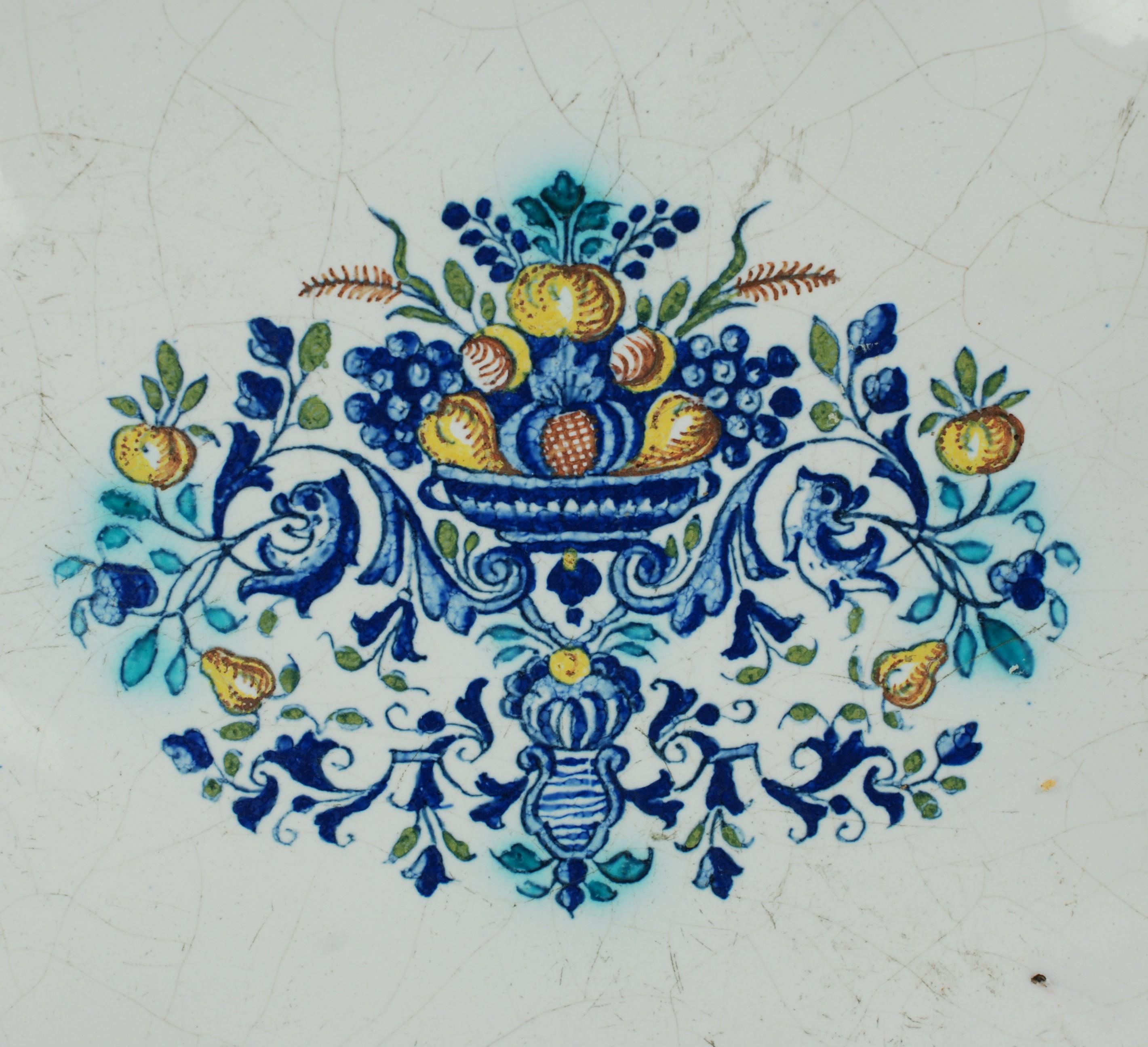 Questo piatto di terracotta smaltata di stagno dell'inizio del XVIII secolo è stato realizzato dalla fabbrica di ceramiche Hannong di Strasburgo, in Francia. Hannong fu fondata nel 1721 da Charles-François Hannong e rimase di proprietà della