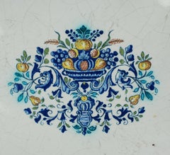 Piatto a lobi in maiolica policroma del XVIII secolo