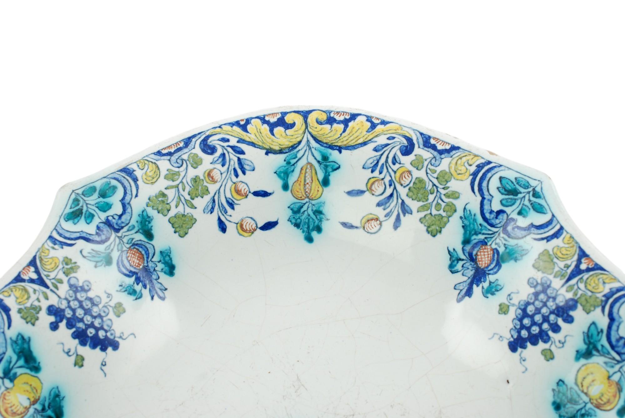 Rococò Piatto a lobi in maiolica policroma del XVIII secolo in vendita