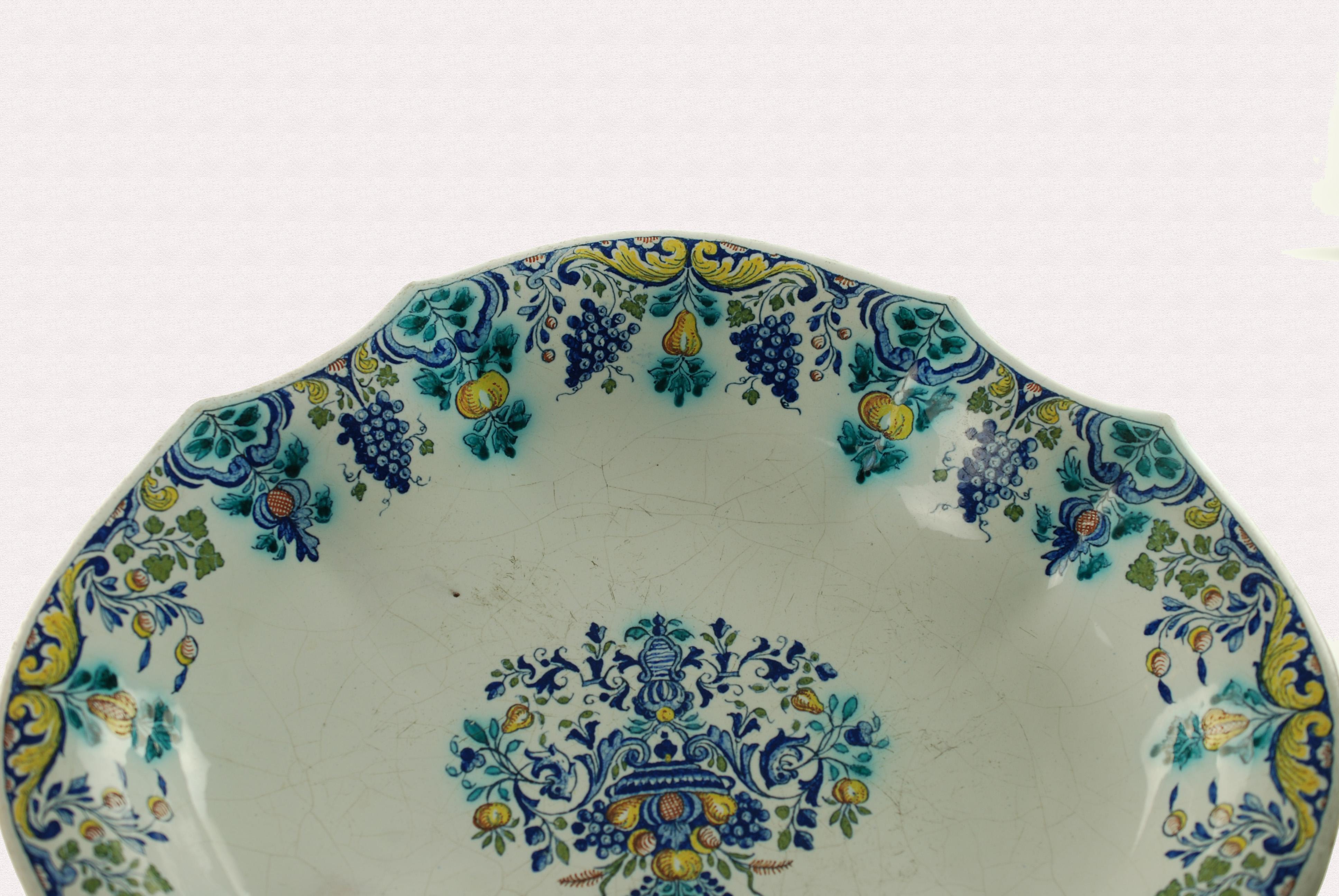 Français Plat à lobes en faïence polychrome du 18ème siècle en vente