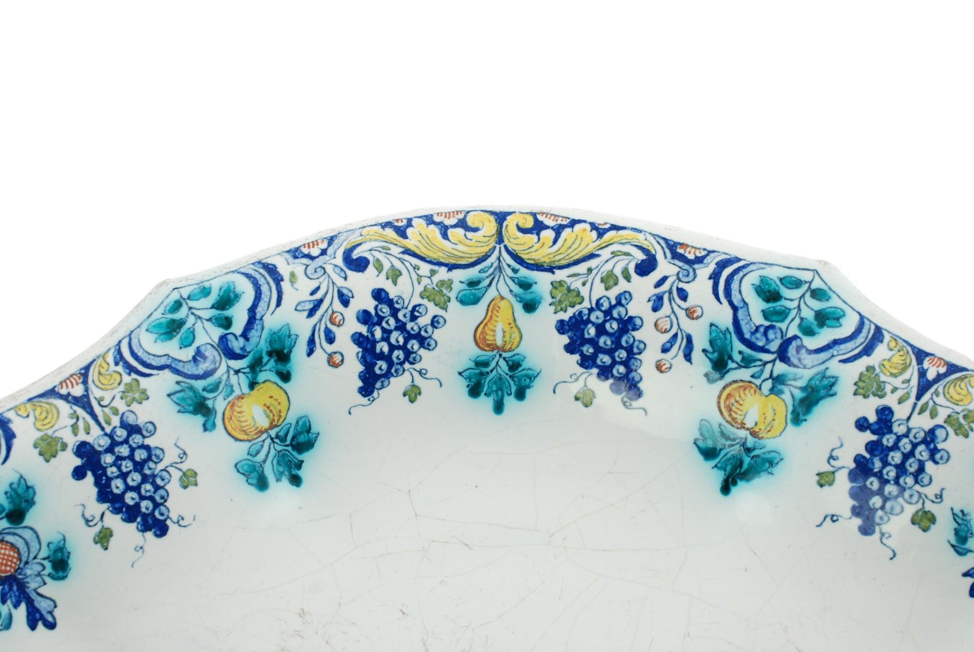Francese Piatto a lobi in maiolica policroma del XVIII secolo in vendita