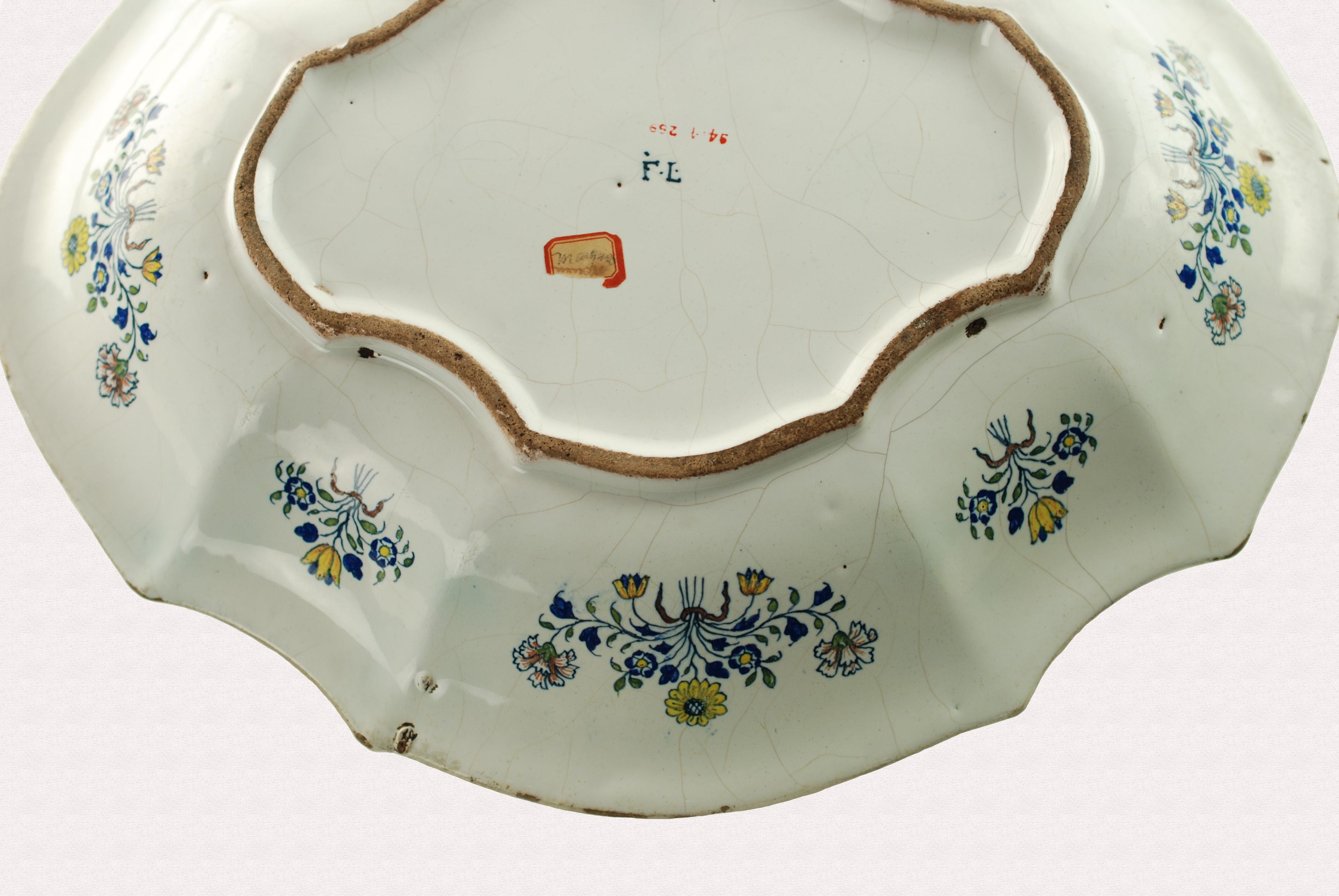 18th Century Polychrome Faience Lobed Platter In Good Condition For Sale In Cincinnati, OH