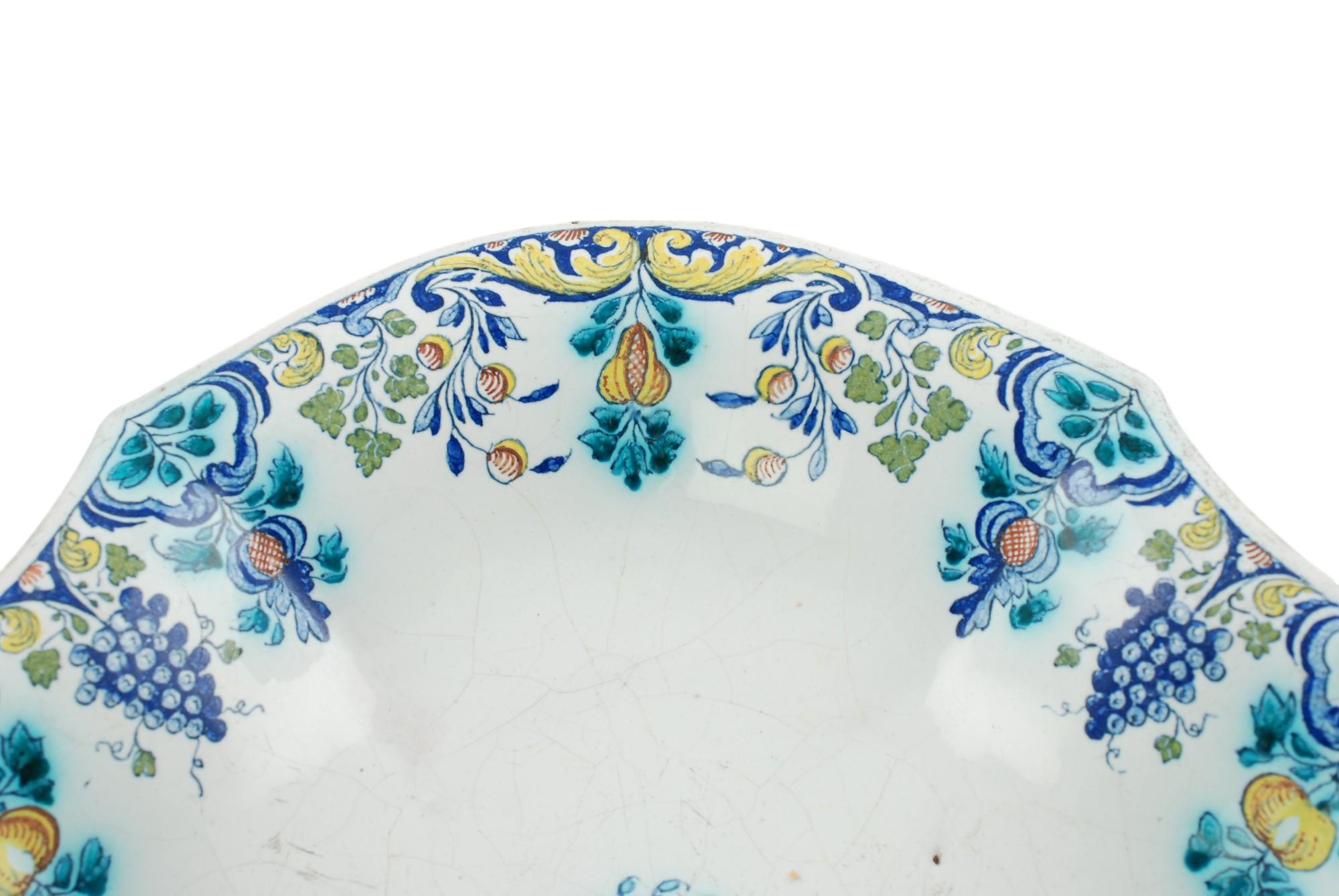 Smaltato Piatto a lobi in maiolica policroma del XVIII secolo in vendita