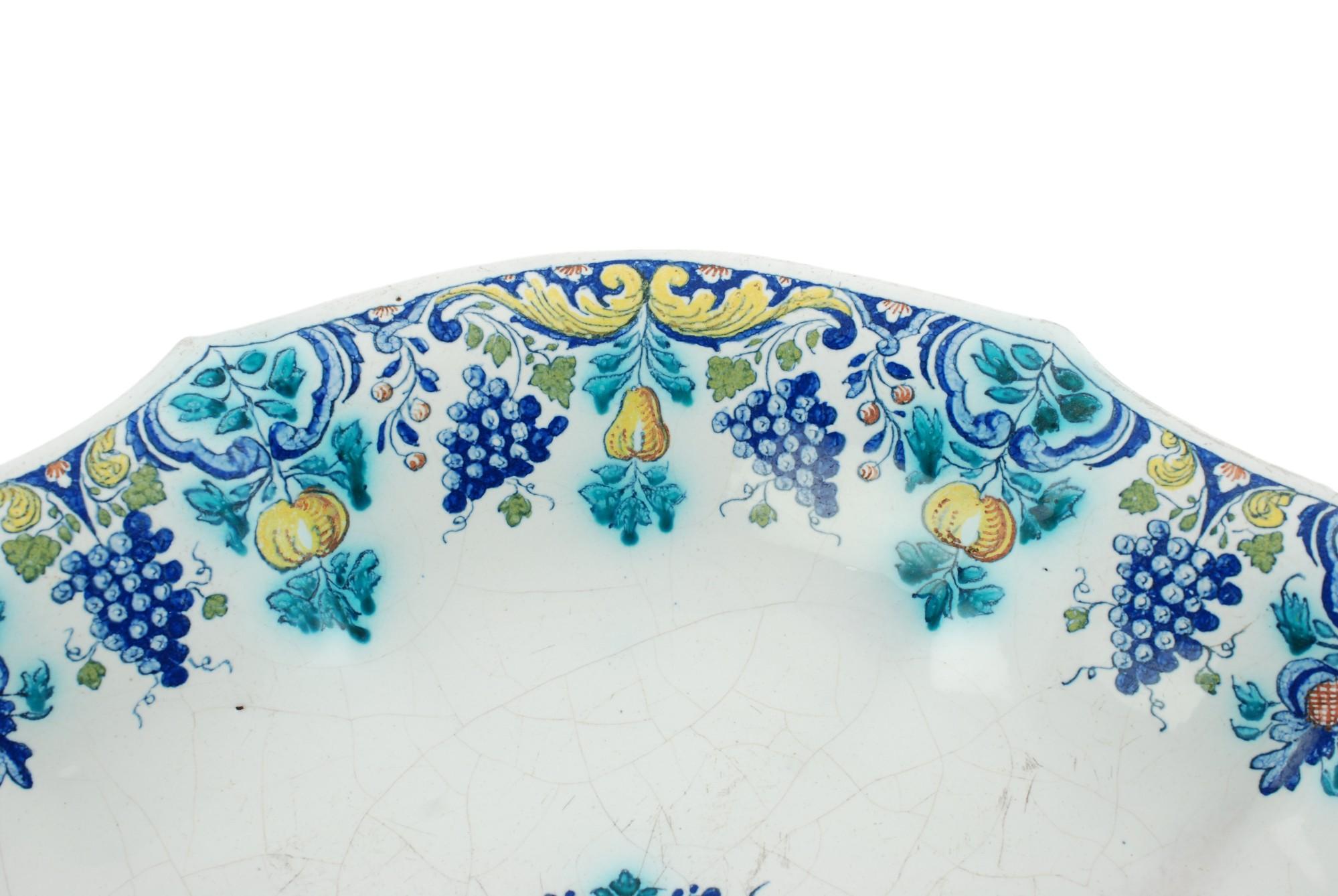 Piatto a lobi in maiolica policroma del XVIII secolo In condizioni buone in vendita a Cincinnati, OH