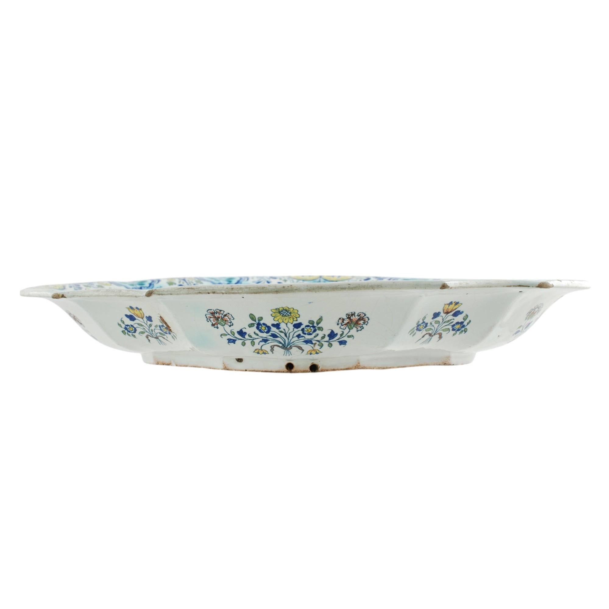 Metà XVIII secolo Piatto a lobi in maiolica policroma del XVIII secolo in vendita