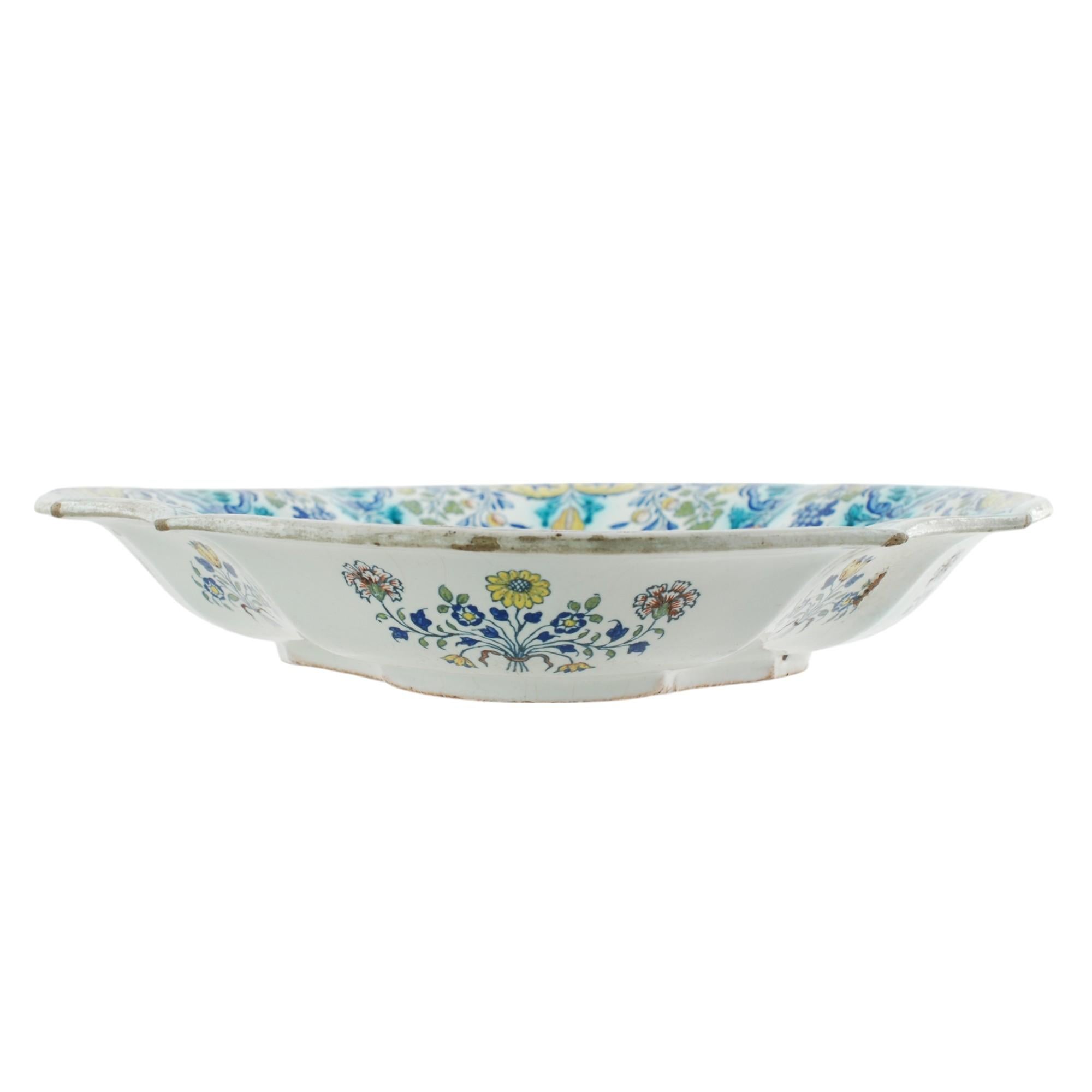 Cotto Piatto a lobi in maiolica policroma del XVIII secolo in vendita