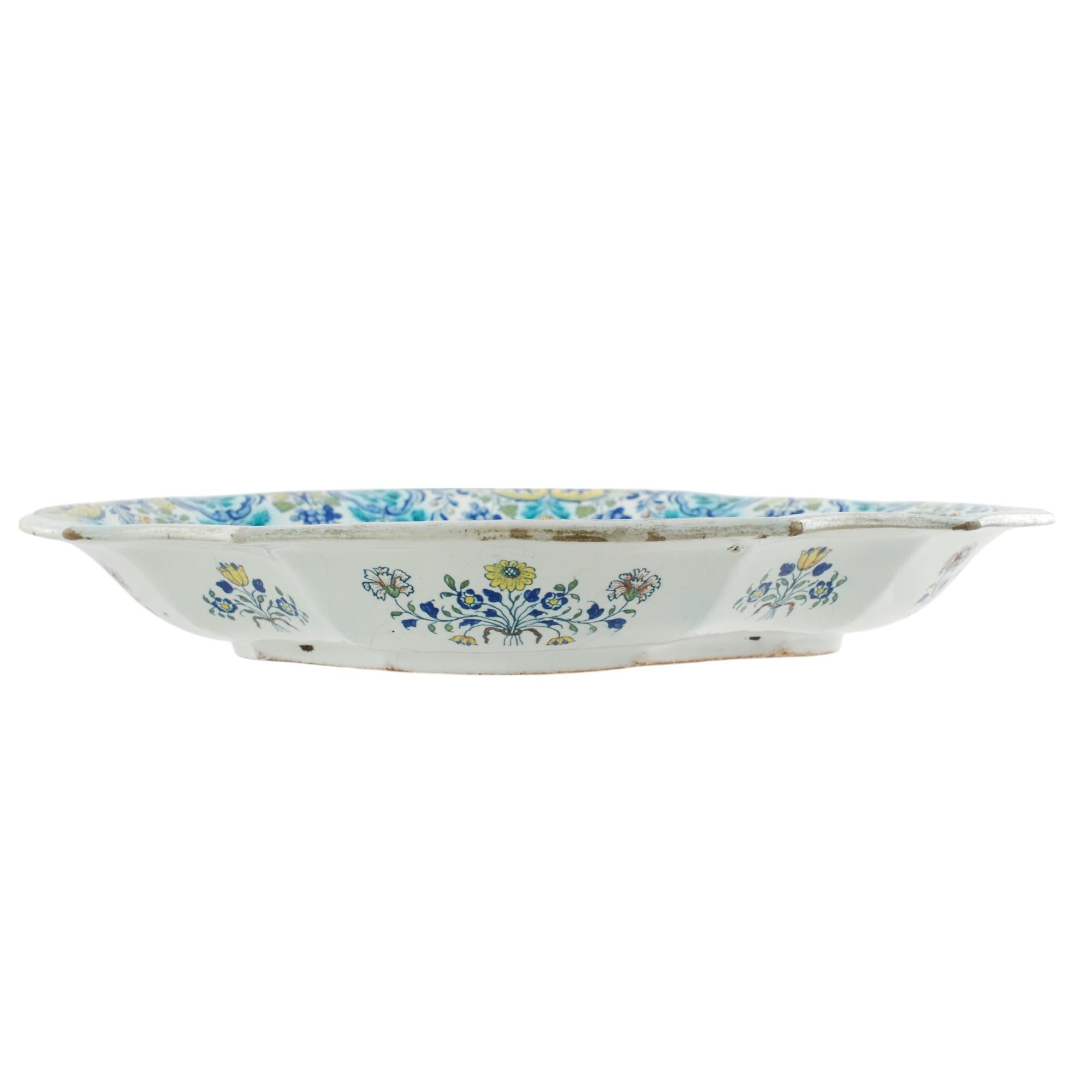 Piatto a lobi in maiolica policroma del XVIII secolo in vendita 1
