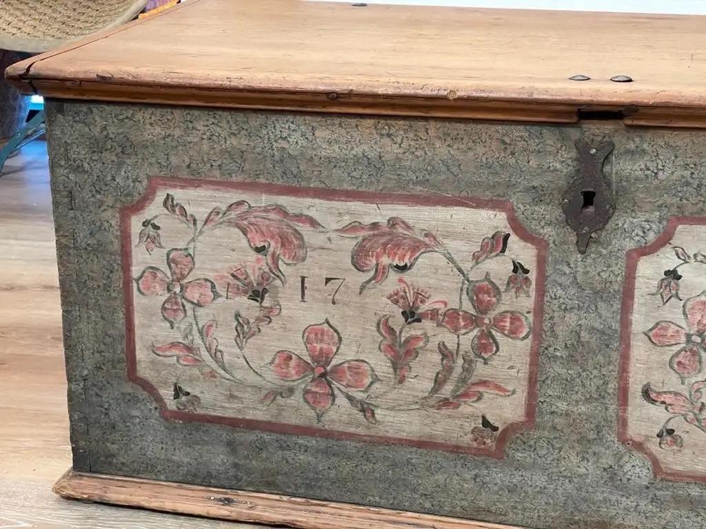 18th Century Polychrome Floral Painted Pennsylvania Blanket Chest In Good Condition In Charlottesville, VA