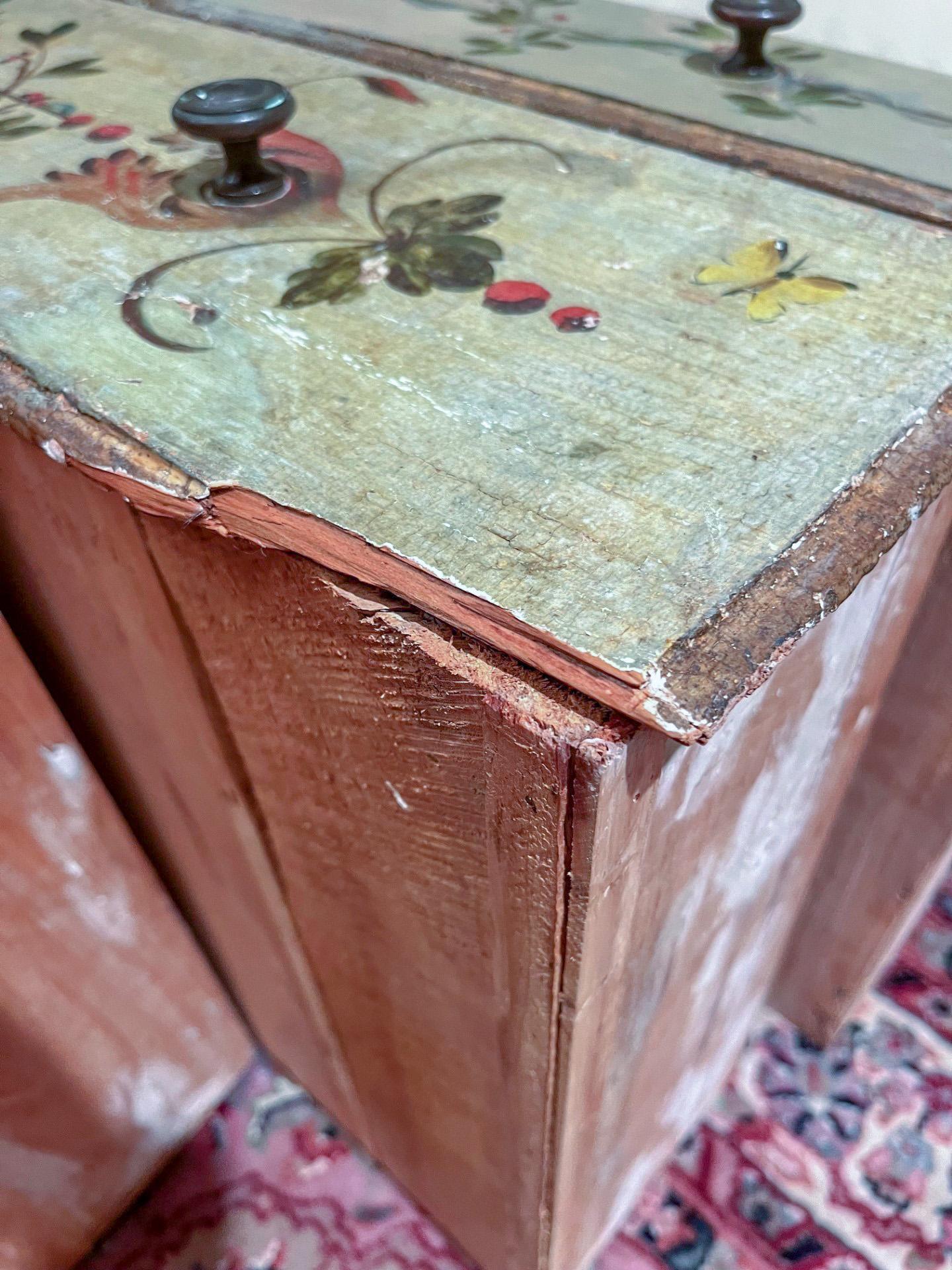 Cassettiera neoclassica del XVIII secolo dipinta in policromia con piano in finto marmo. in vendita 3
